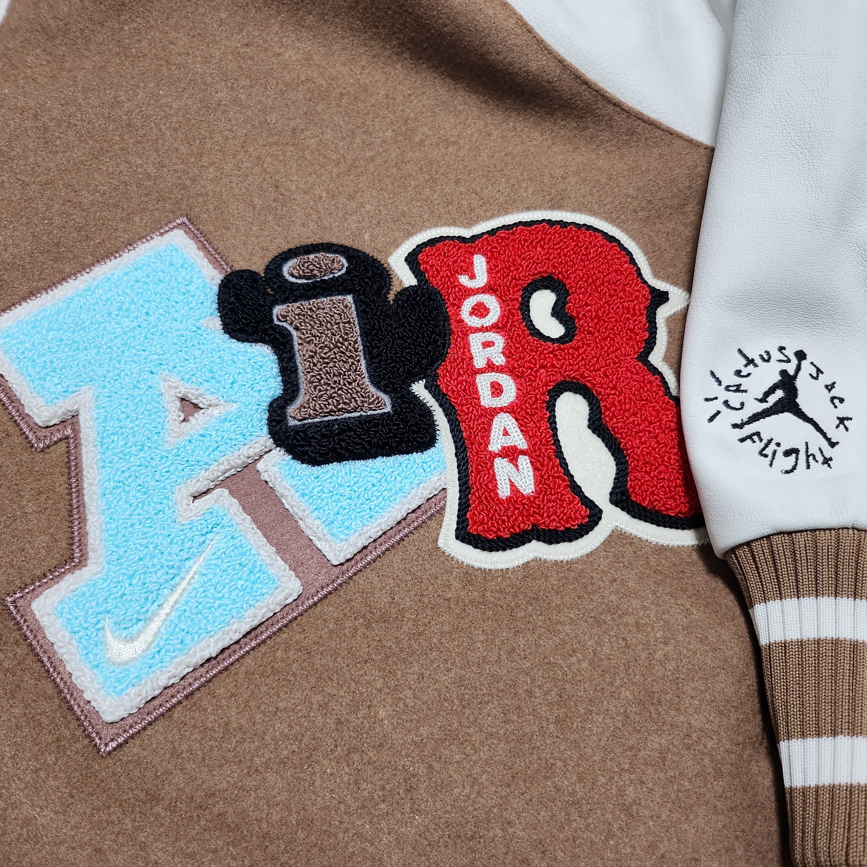 Jordan x Travis Scott Varsity Jacket Antique Brown - US/EU, Jordan x Travis Scott Varsity Jacket Antique Brown - Asia 착용 스타일 - 3