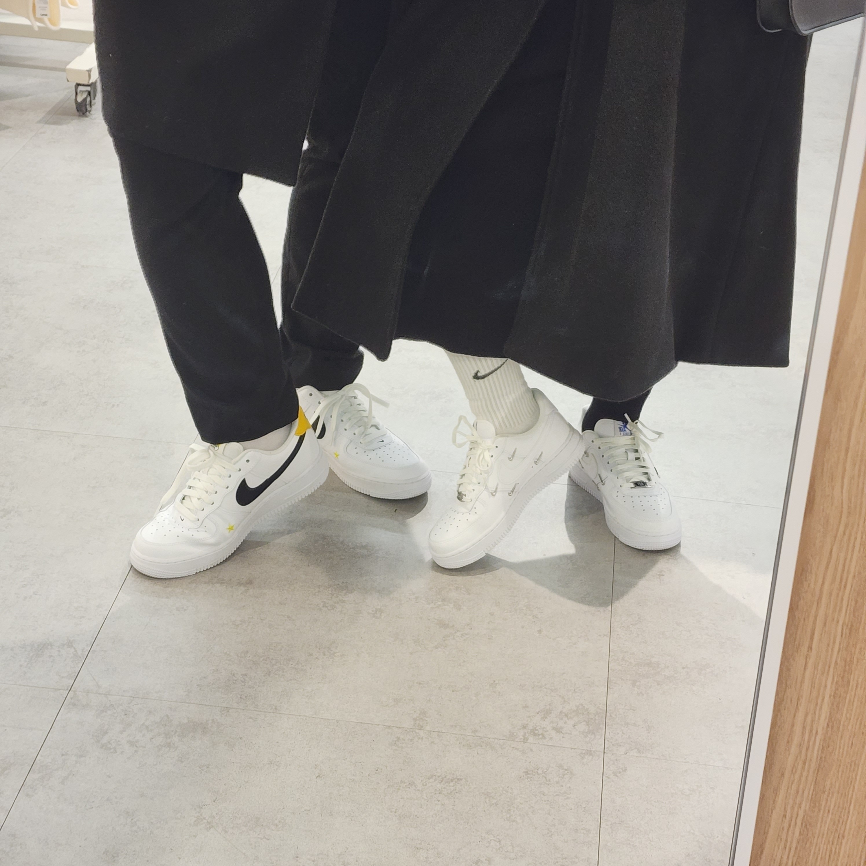 (W) Nike Air Force 1 Low '07 LX Chrome Luxe, Nike Air Force 1 '07 LV8 2 Have a Nike Day 착용 스타일 - 2