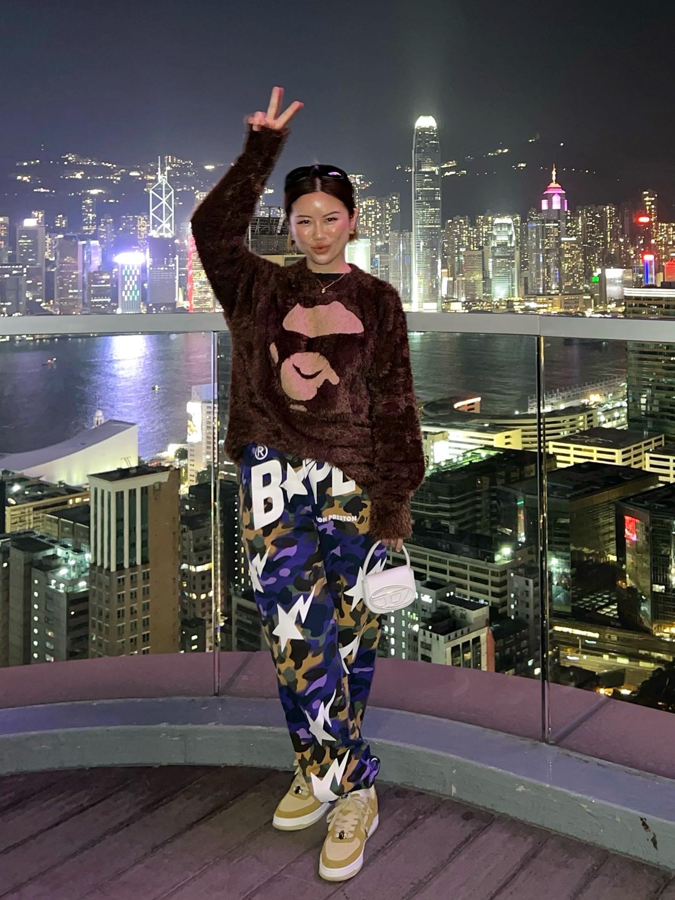 BAPE x Heron Preston Mix 1st Camo Sweatpants Purple, Diesel 1DR Mini Bag Plaque White 착용 스타일 - 1