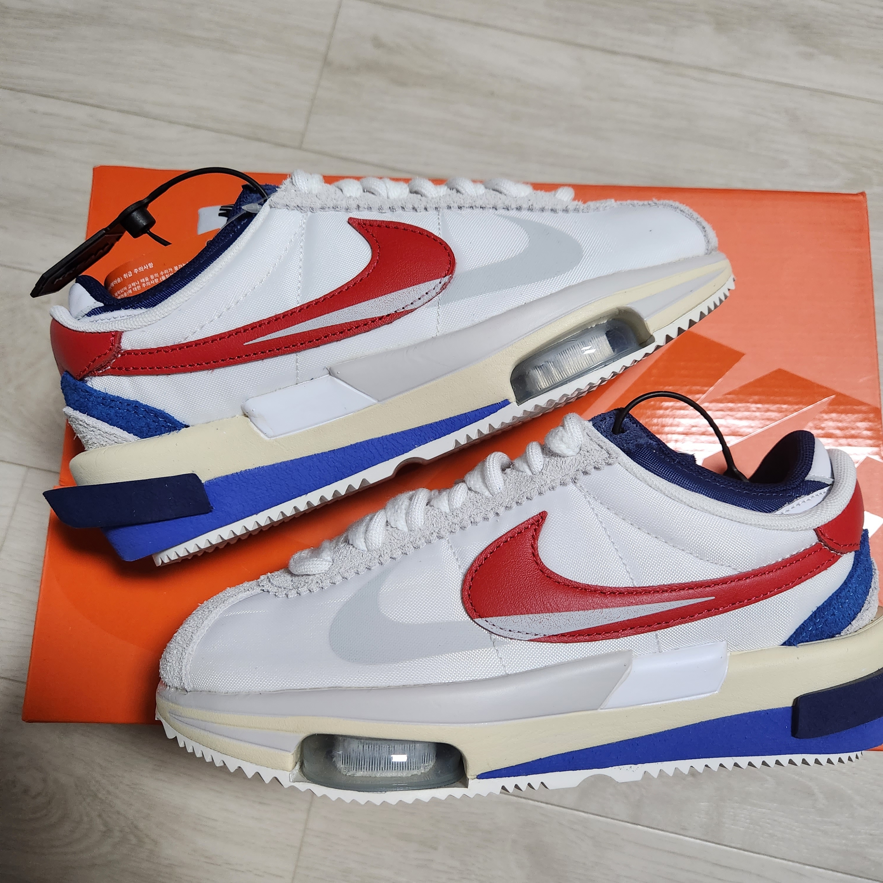 Nike x Sacai Zoom Cortez SP White and University Red 착용 스타일 - 2