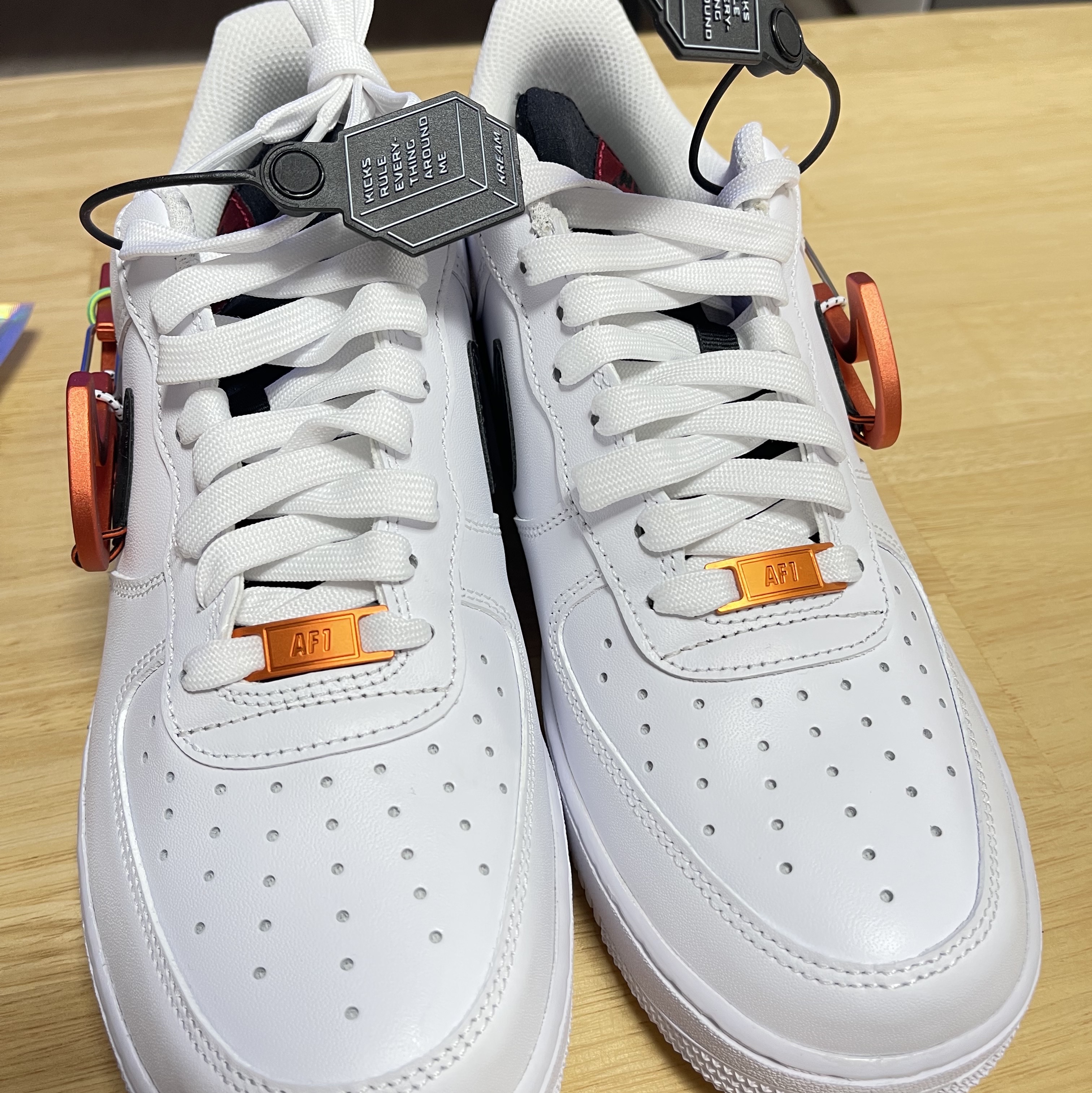 Nike Air Force 1 '07 PRM Carabiner Red 착용 스타일