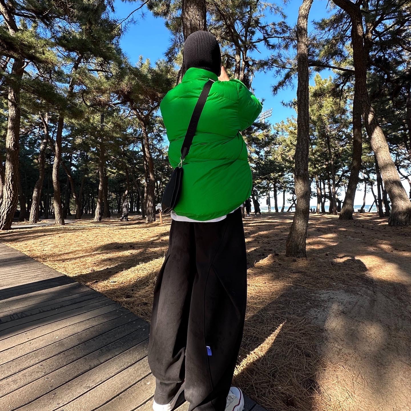 Prada Re-Nylon and Saffiano Leather Shoulder Bag Black, Zara x Ader Error Jogger Pants Black 착용 스타일 - 3