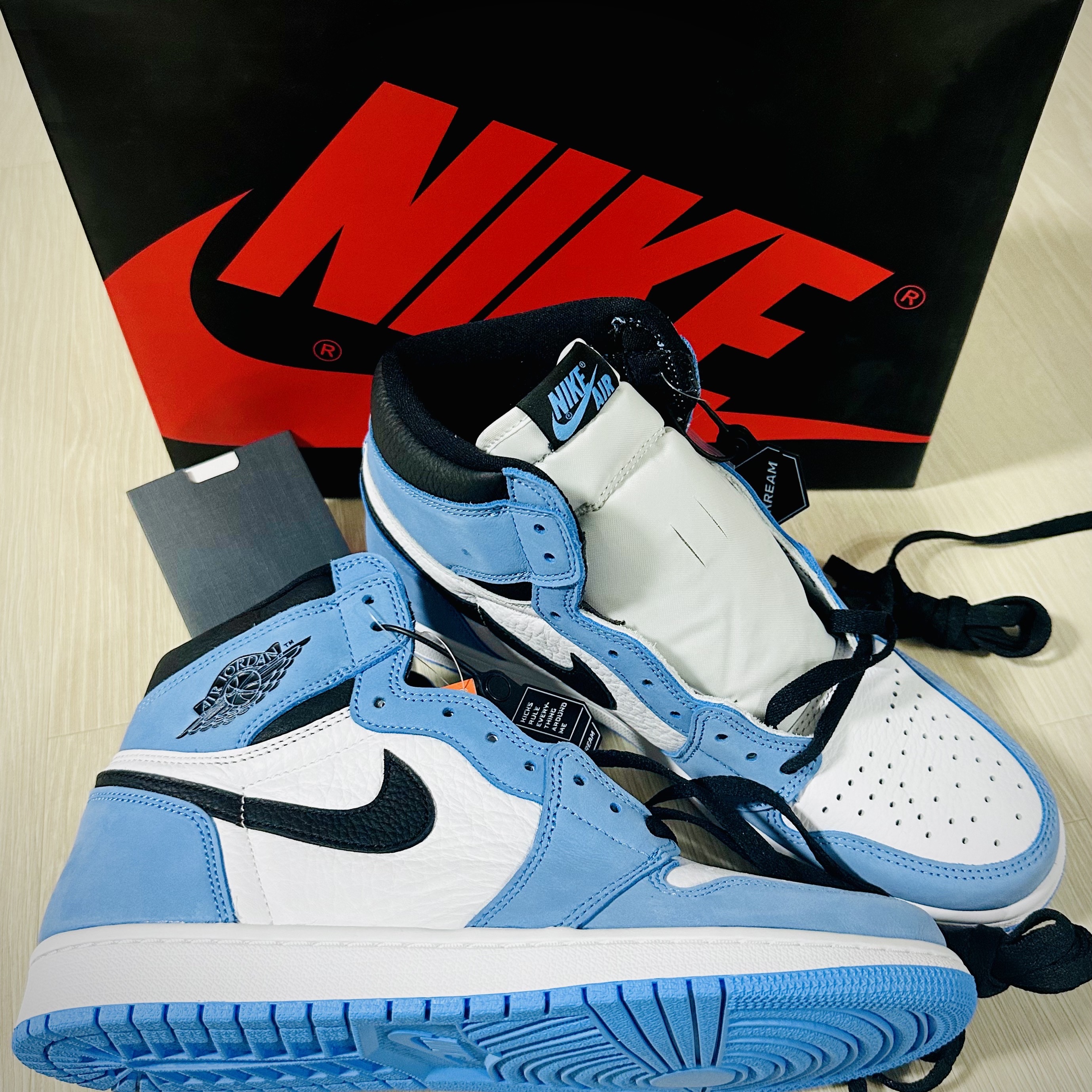 Jordan 1 Retro High OG University Blue 착용 스타일 - 1