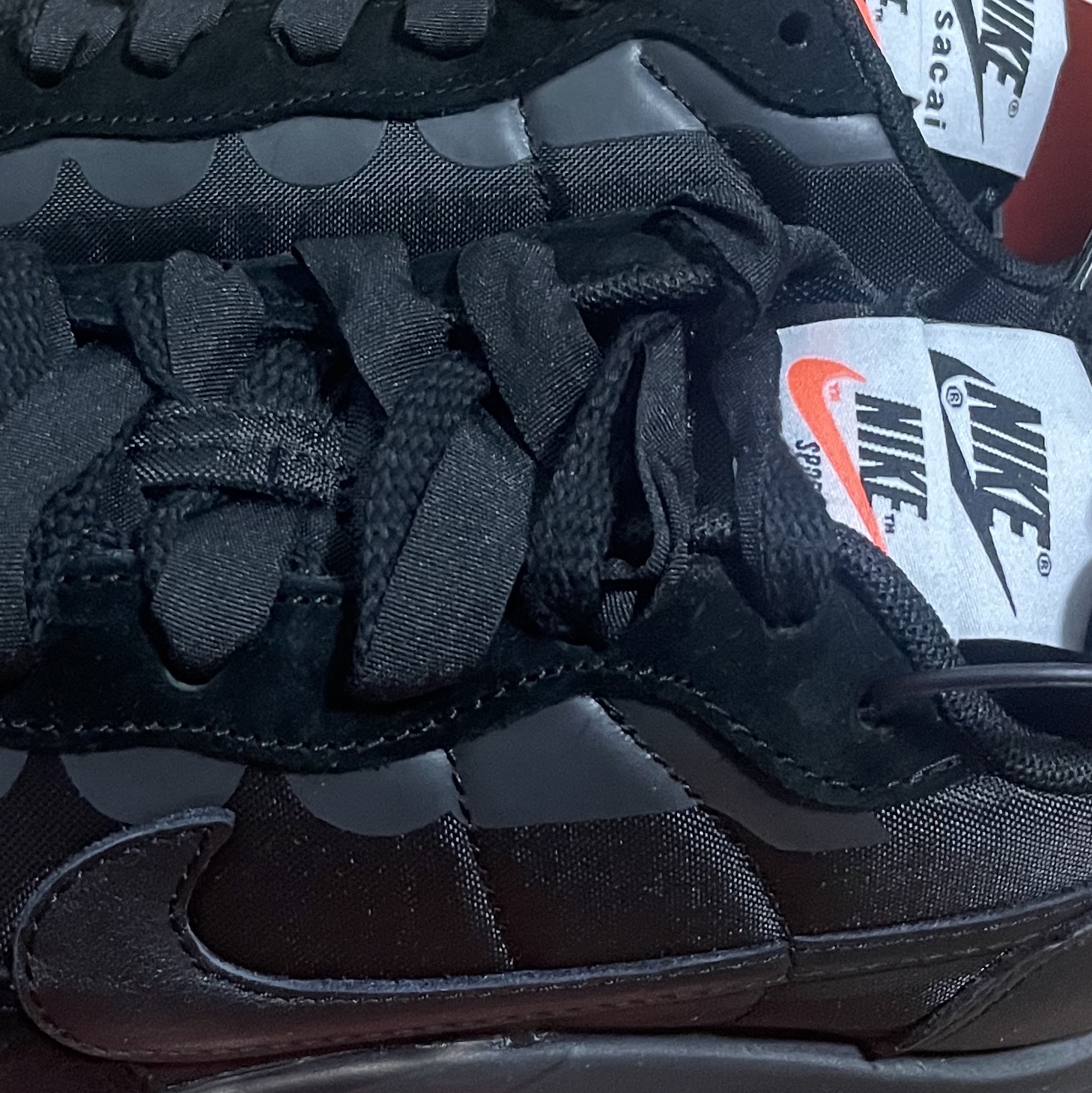 Nike x Sacai VaporWaffle Black and Gum 착용 스타일 - 3