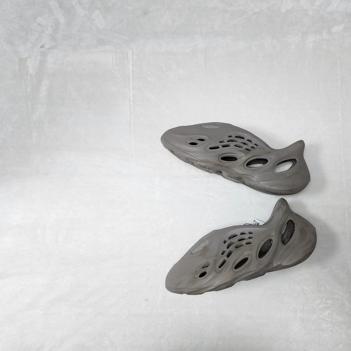 Adidas Yeezy Foam RNNR Stone Sage 착용 스타일 - 2