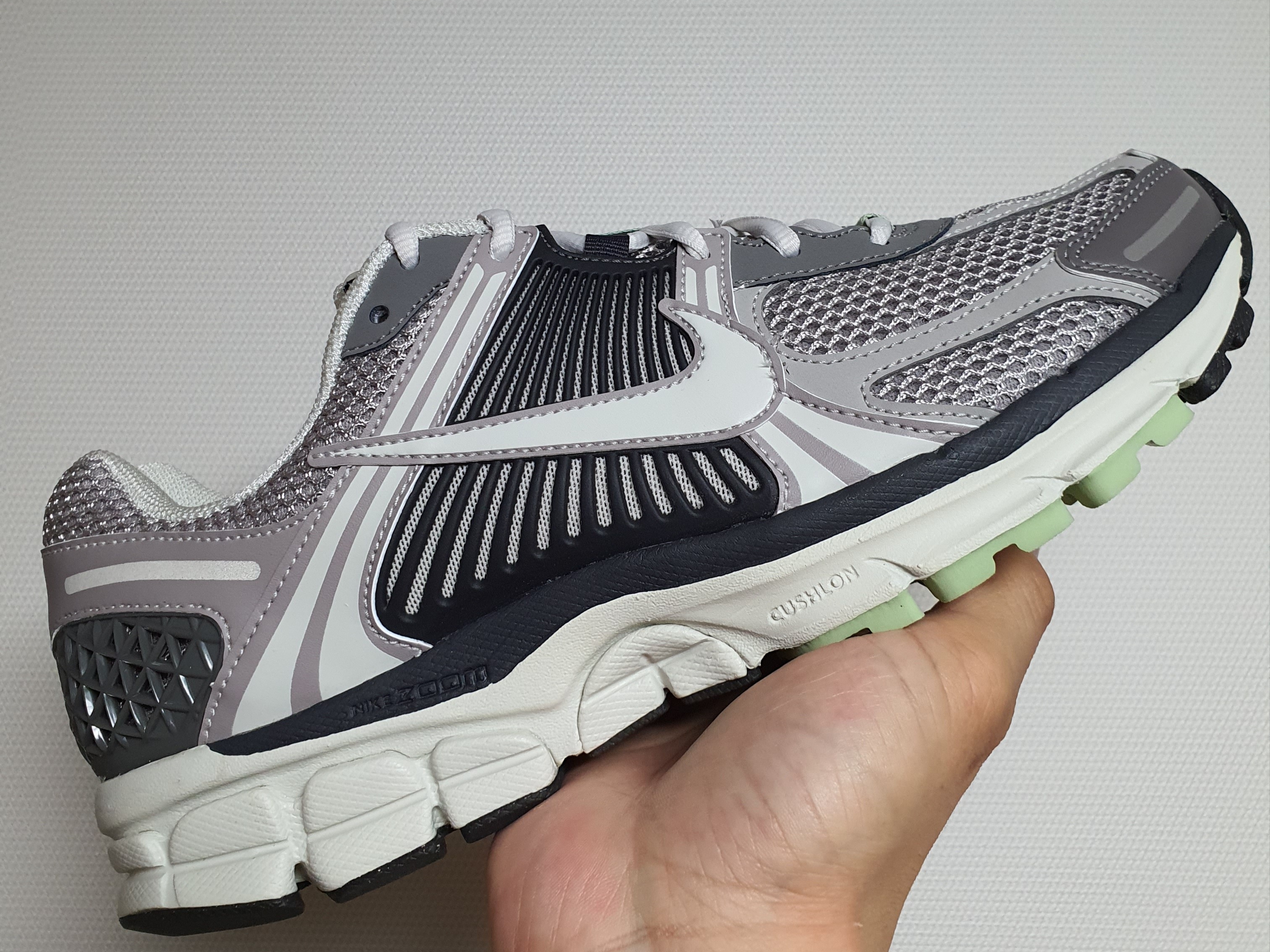 (W) Nike Zoom Vomero 5 Cobblestone and Flat Pewter 착용 스타일 - 2