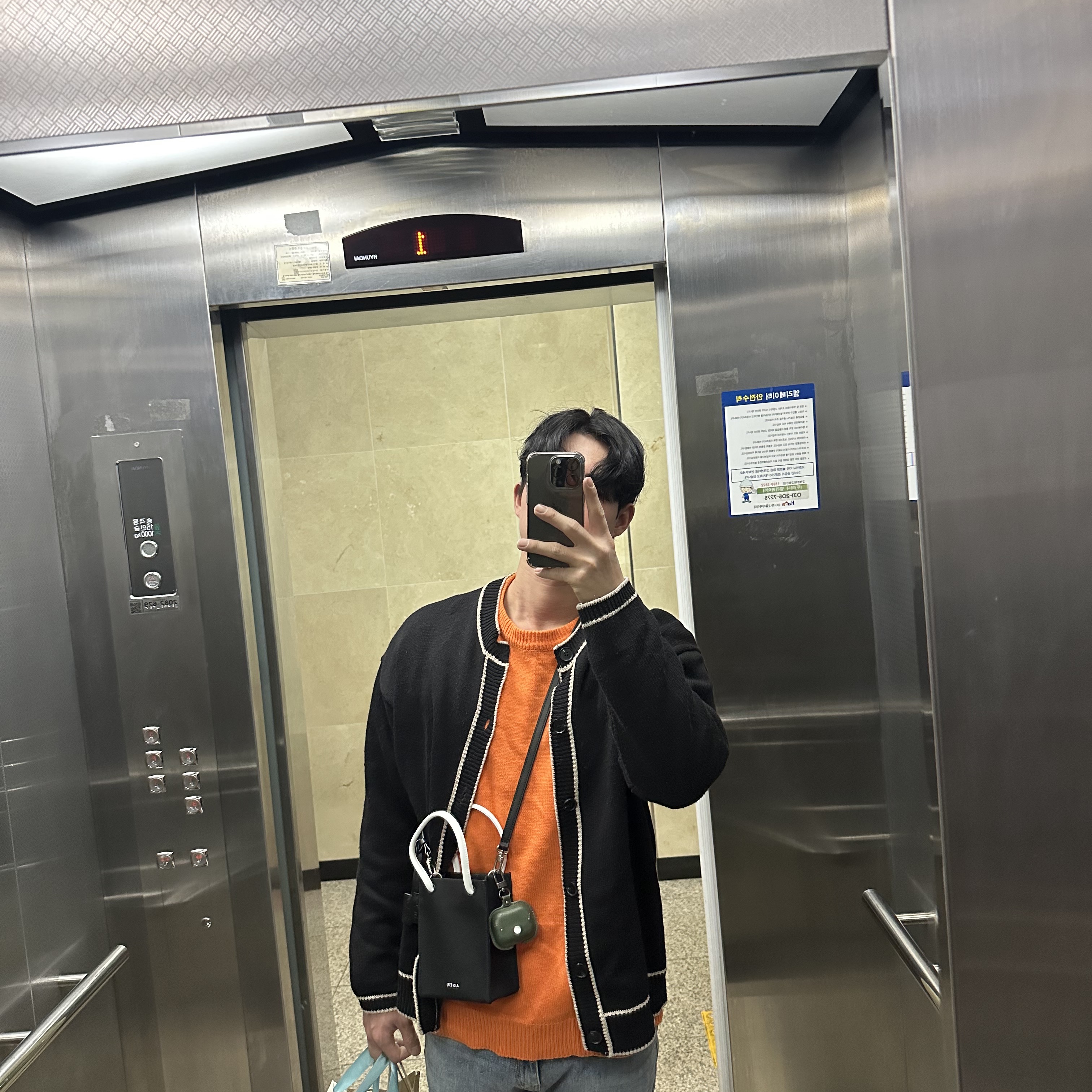 Ader Error Small Shopper Bag Noir 착용 스타일