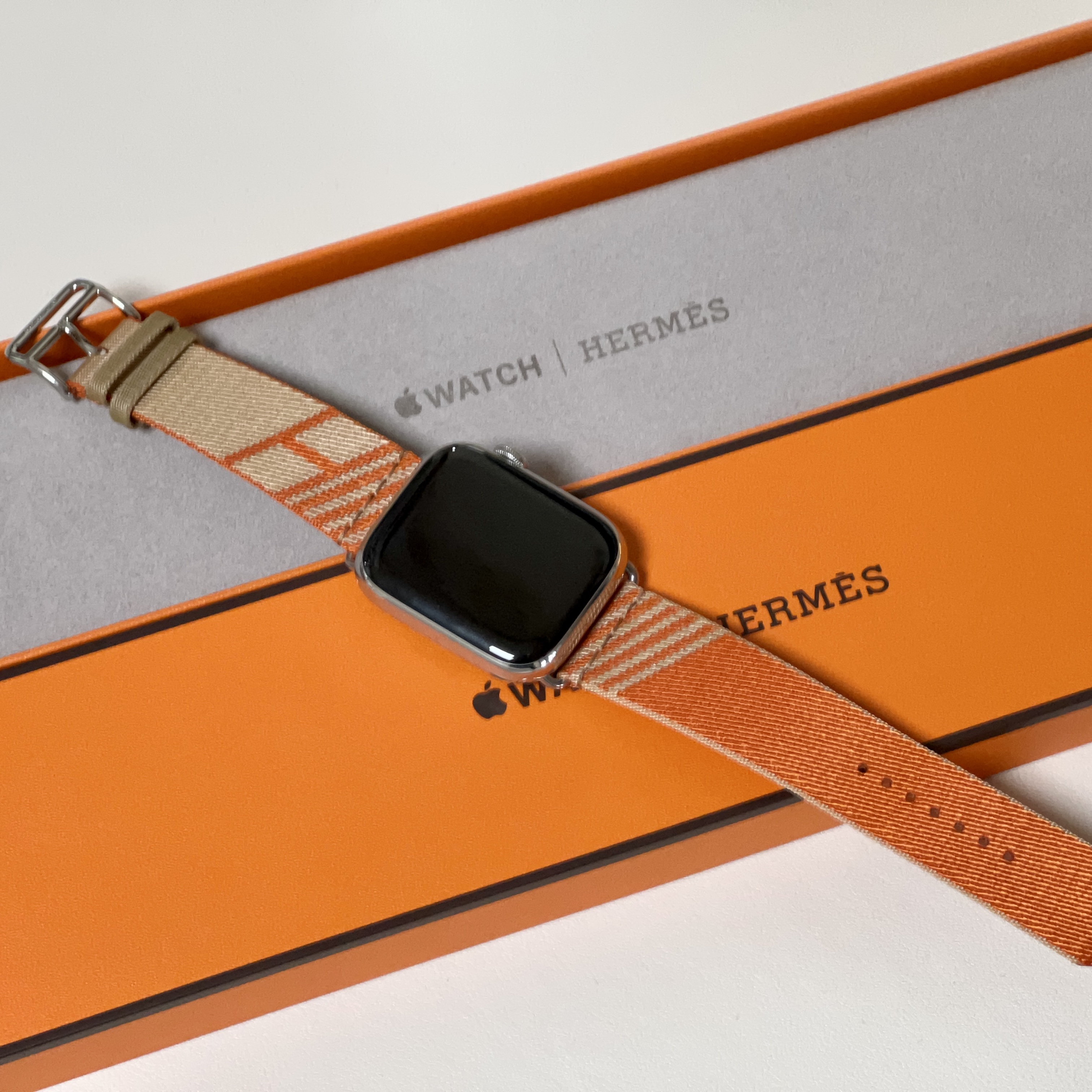 Apple Watch Hermes Series 8 45mm Silver Stainless Steel Case with Single Tour Gold (Korean Ver.) 착용 스타일