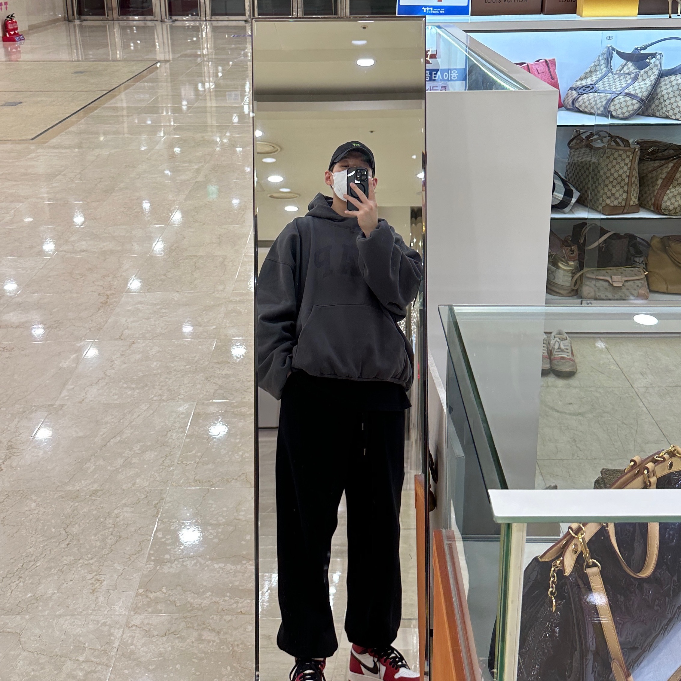 Yeezy Gap Engineered By Balenciaga Dove Hoodie Black 착용 스타일