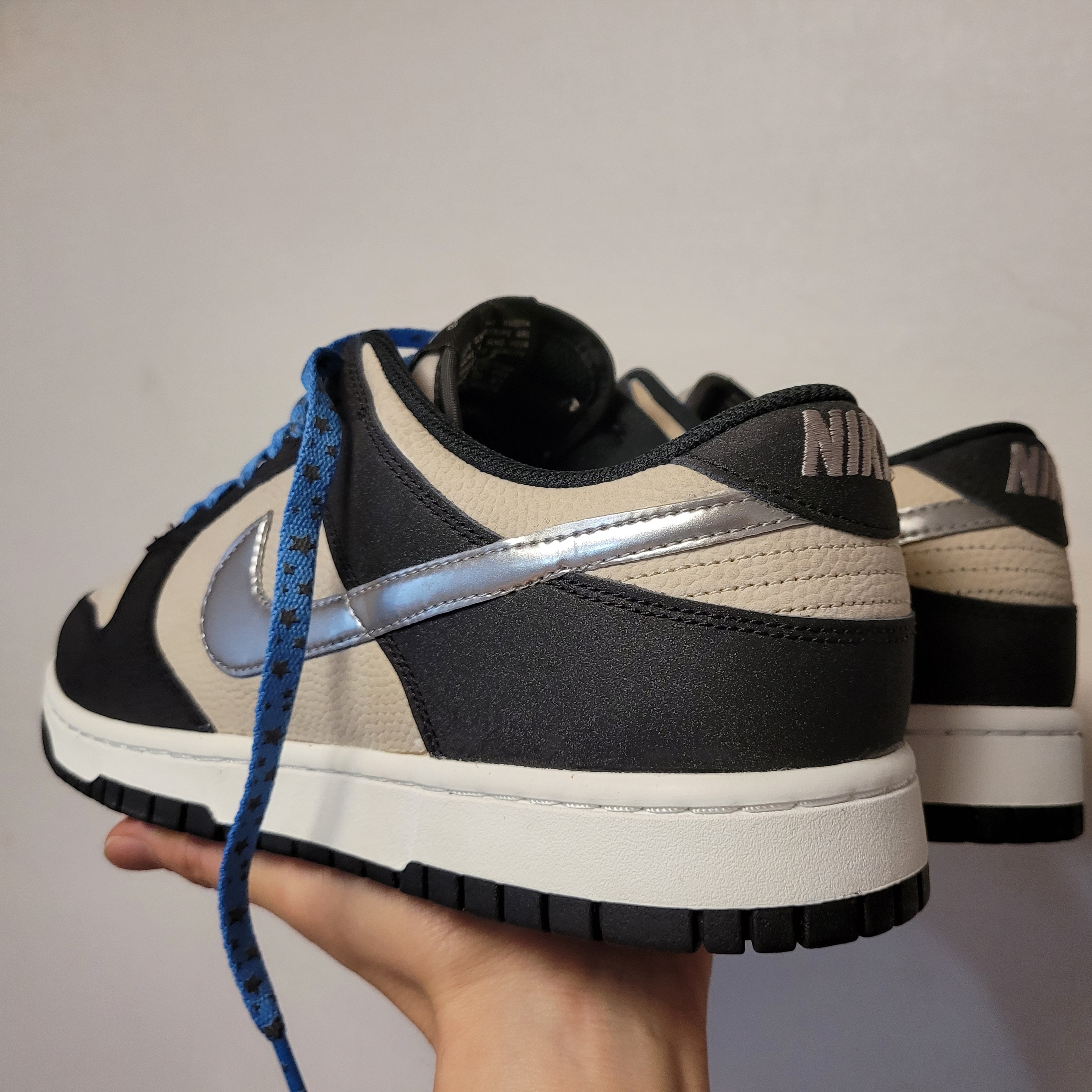 (W) Nike Dunk Low Light Bone Metallic Silver 착용 스타일 - 2
