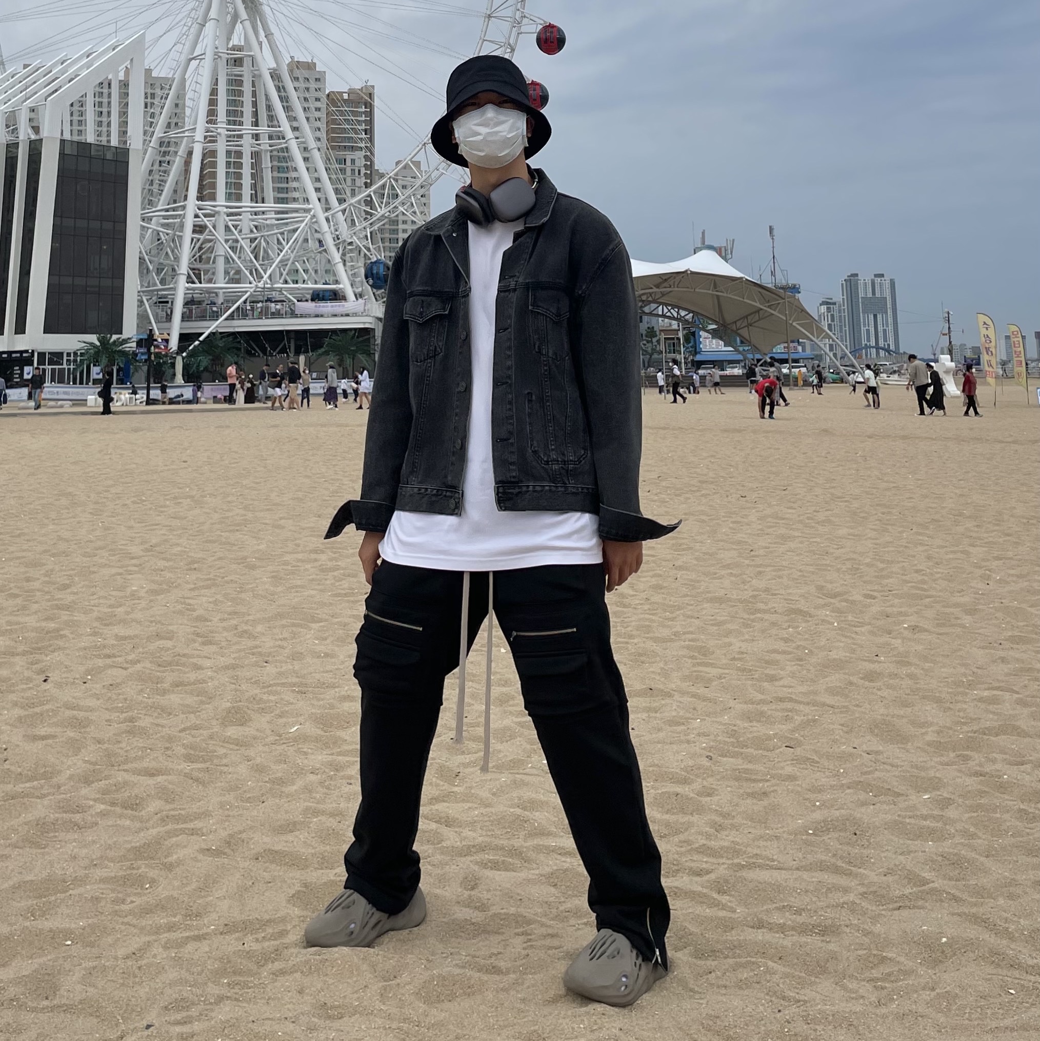 Adidas Yeezy Foam RNNR Stone Sage, Apple AirPods Max Lightning Space Gray (Korean Ver.) 착용 스타일