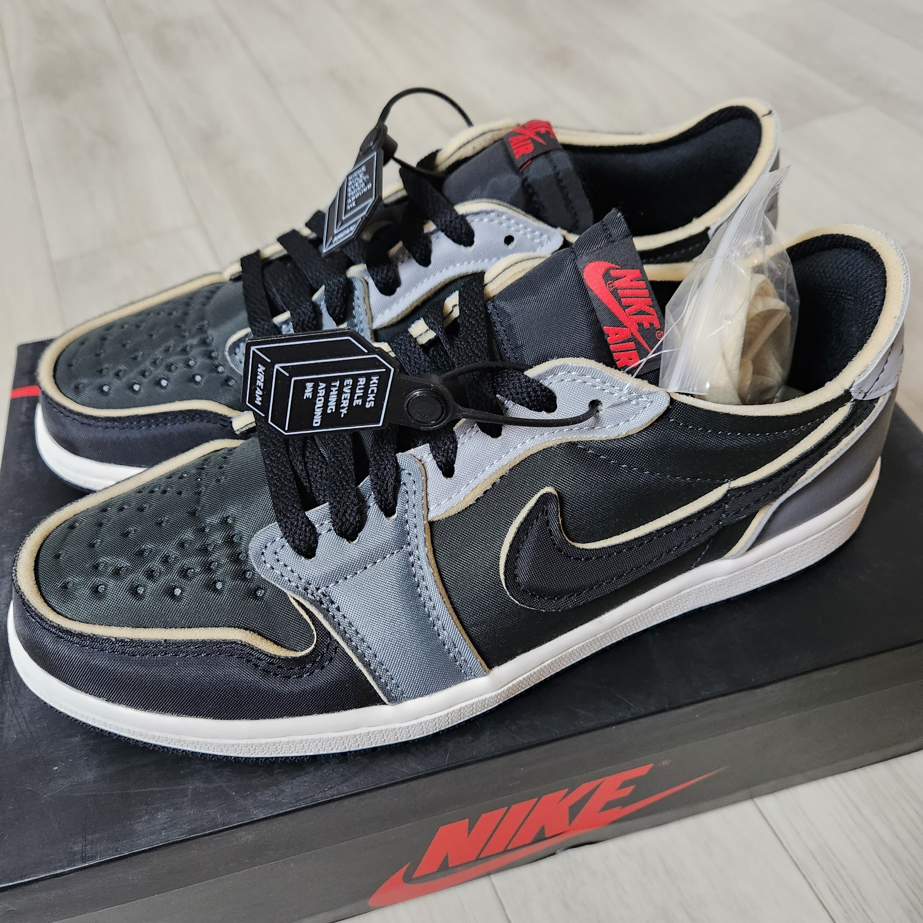Jordan 1 Retro Low OG EX Black and Smoke Grey 착용 스타일 - 1