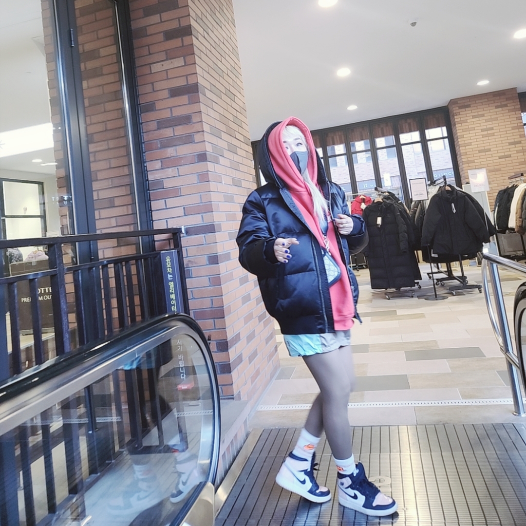 (W) Jordan 1 Retro High OG Atmosphere 착용 스타일 - 2