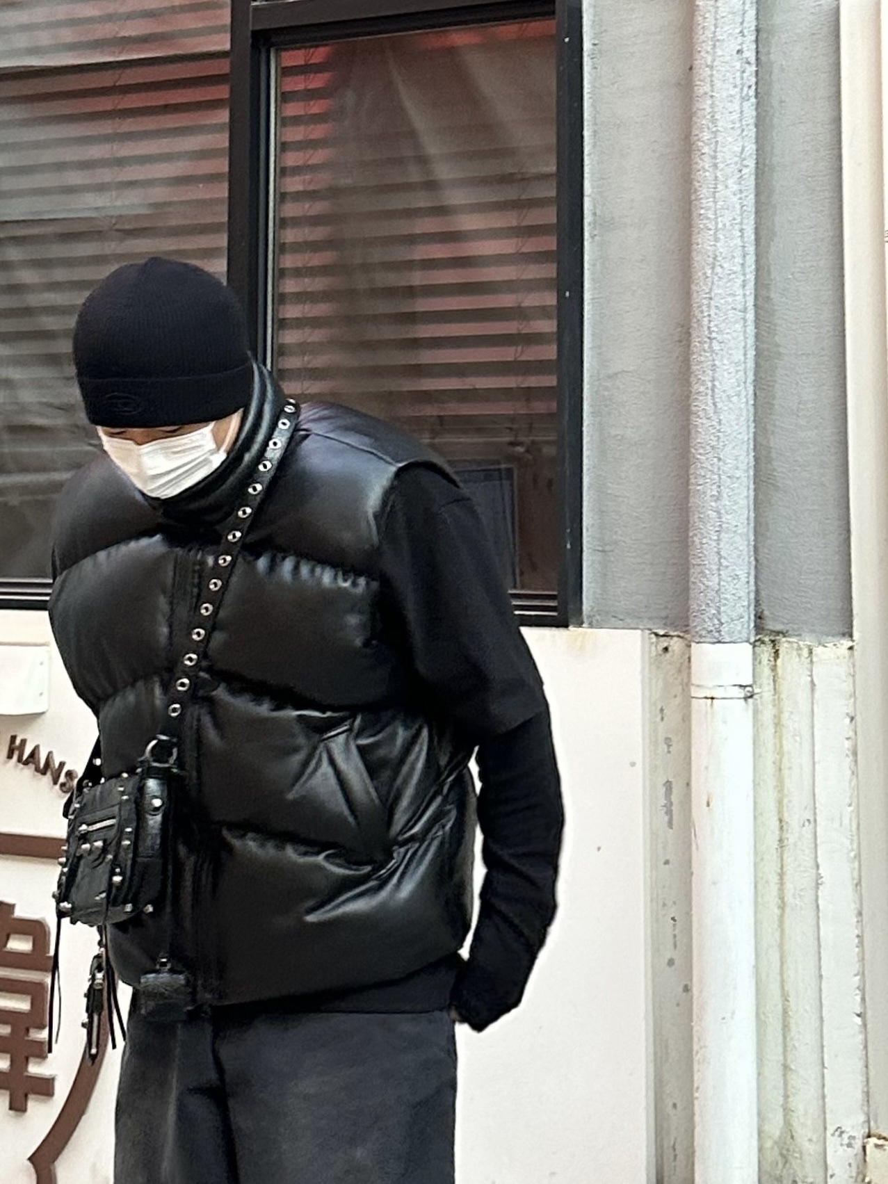 Balenciaga Arena Lambskin Le Cagole XS Shoulder Bag Black, Balenciaga Runner Sneakers Black 착용 스타일 - 3