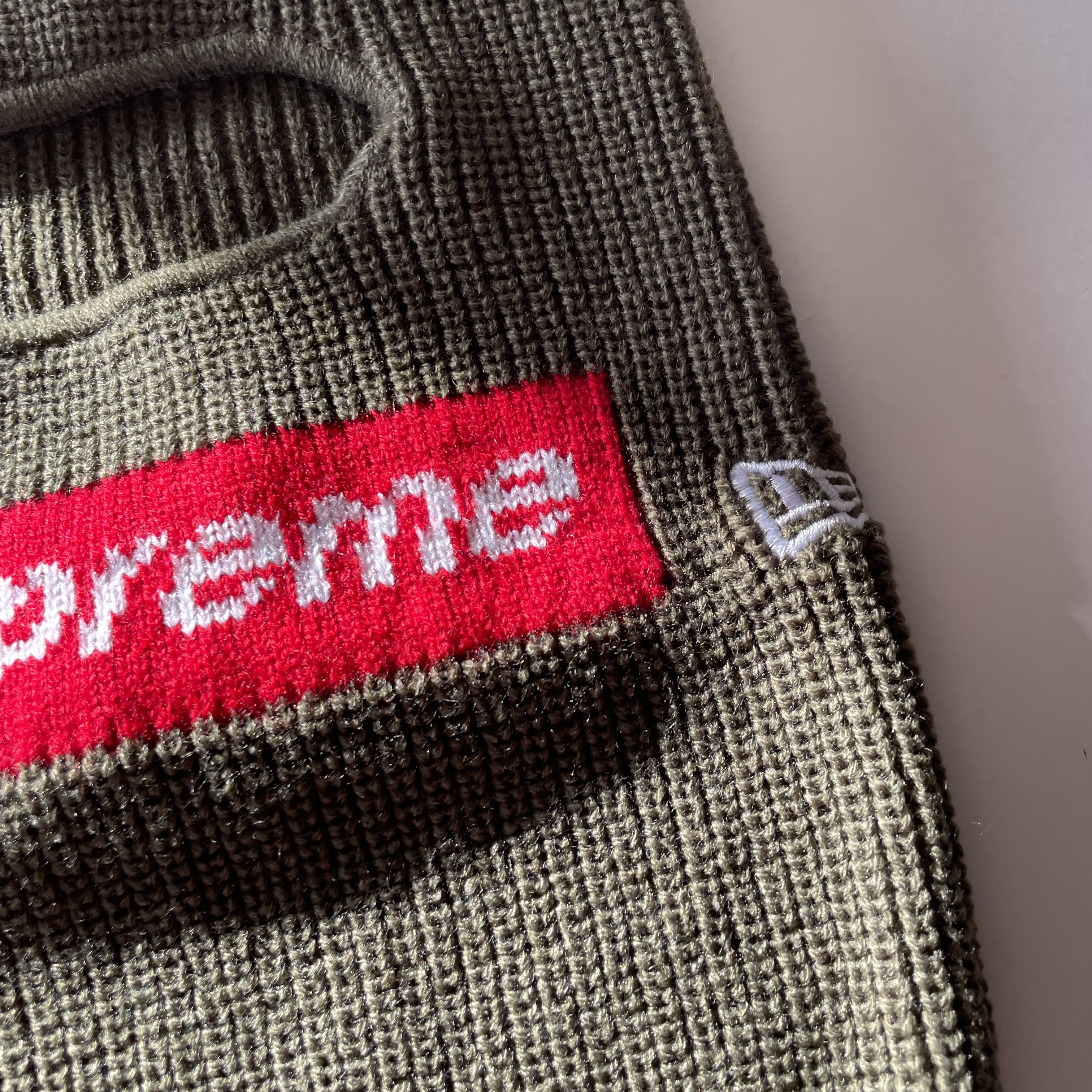 Supreme New Era Box Logo Balaclava Olive - 22FW, Supreme New Era Box Logo Balaclava Black - 21FW 착용 스타일 - 4