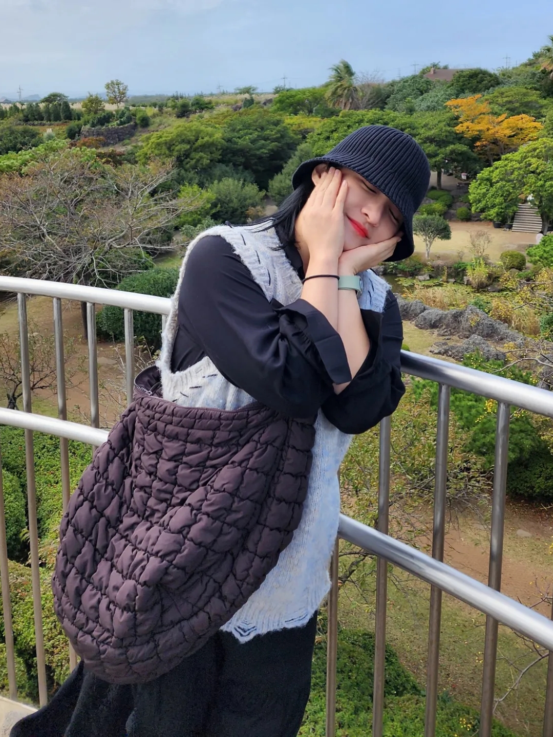 COS Quilted Oversized Shoulder Bag Brown 착용 스타일 - 4