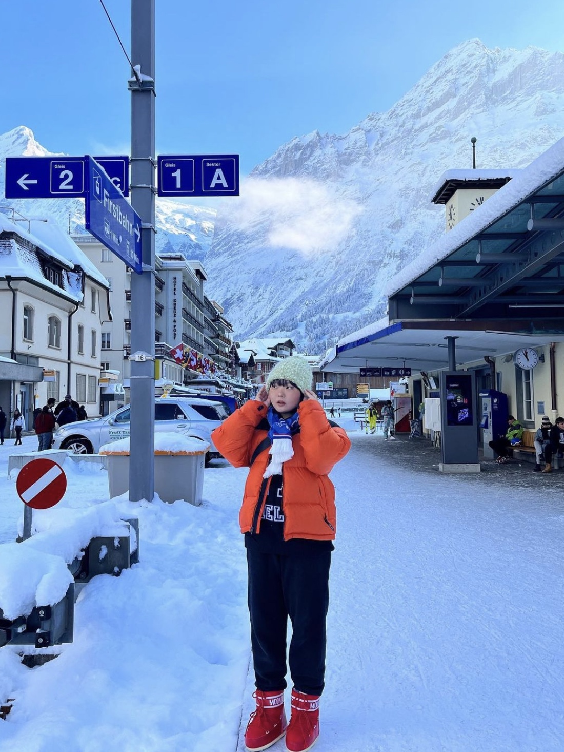 (W) Moon Boot Icon Low Nylon Boots Red, The North Face 1996 Eco Nuptse Jacket Orange 착용 스타일