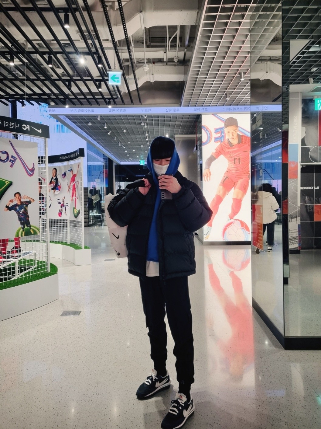 Nike x Sacai x Fragment LDWaffle Blackened Blue, The North Face 1992 Nuptse Jacket Black 착용 스타일 - 1
