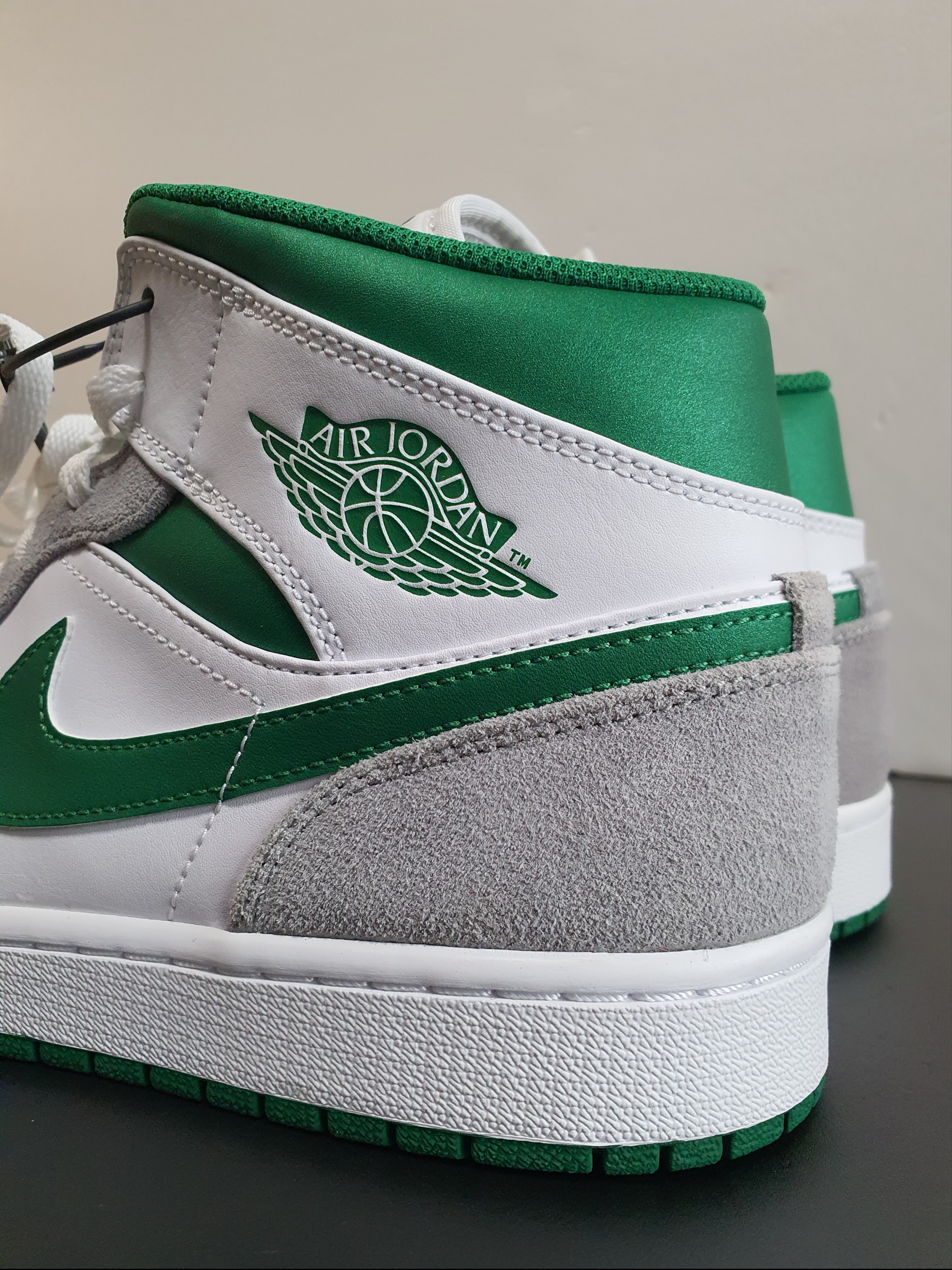 Jordan 1 Mid SE Pine Green Light Smoke Grey 착용 스타일 - 2