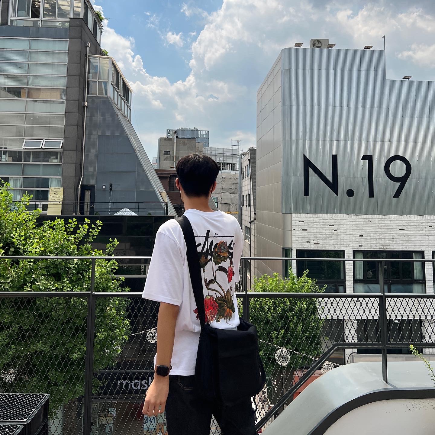 Stussy Withered Flower T-Shirt White, Apple Watch SE 44mm GPS Silver Aluminum Case with Sport Band White (Korean Ver.) 착용 스타일 - 1