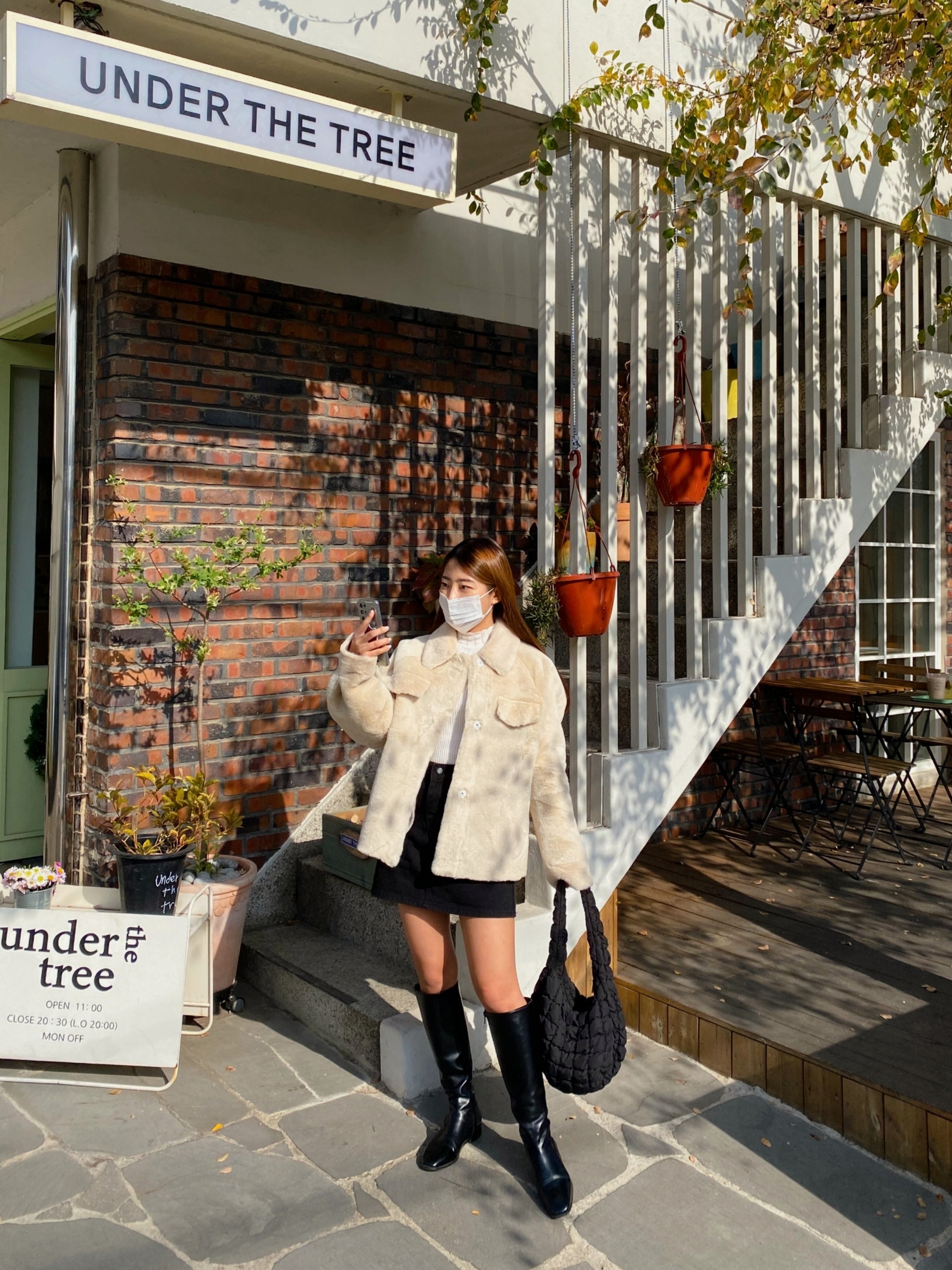 COS Quilted Mini Bag Black 착용 스타일 - 2