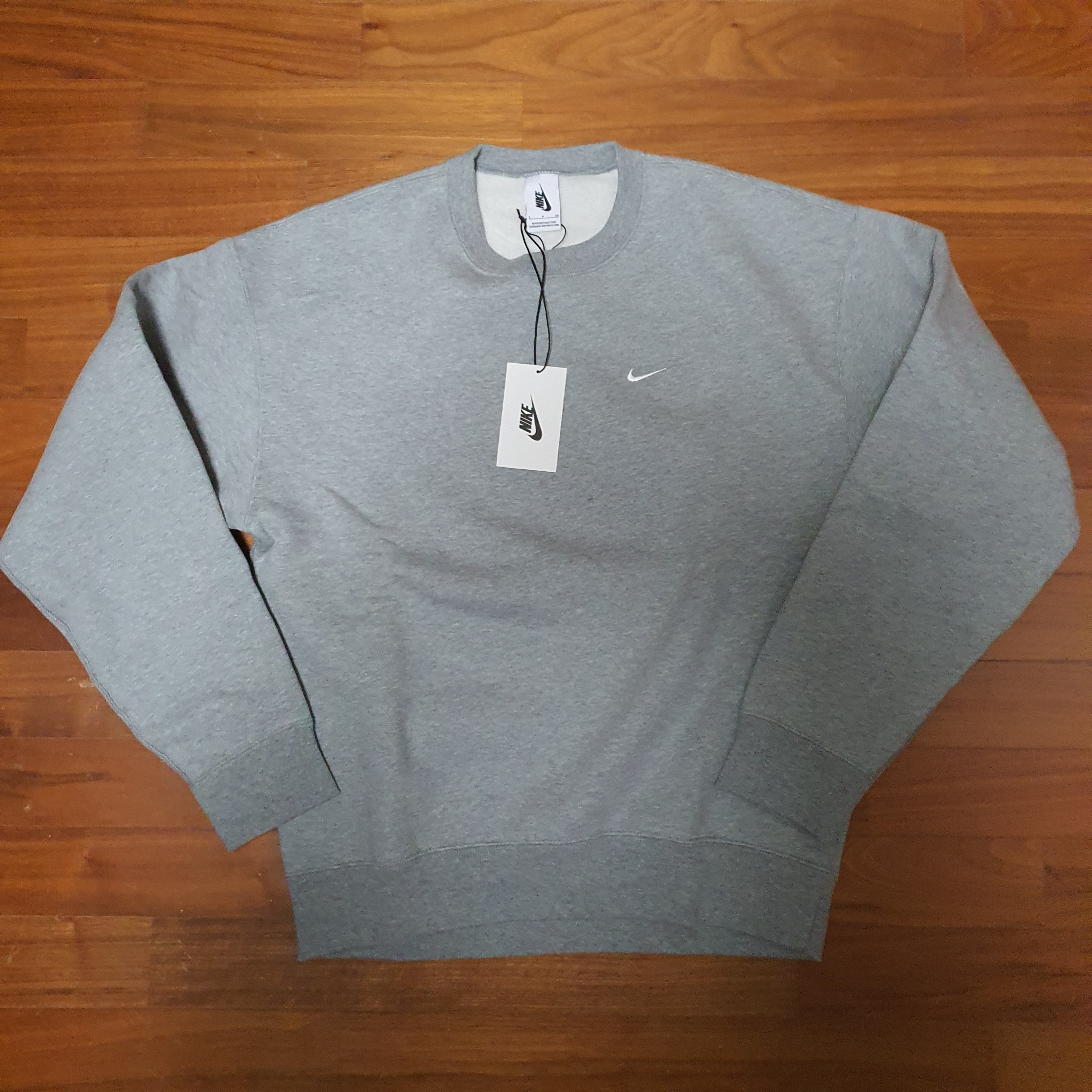 Nike NRG Solo Swoosh Crew Fleece Dark Grey Heather - US/EU 착용 스타일