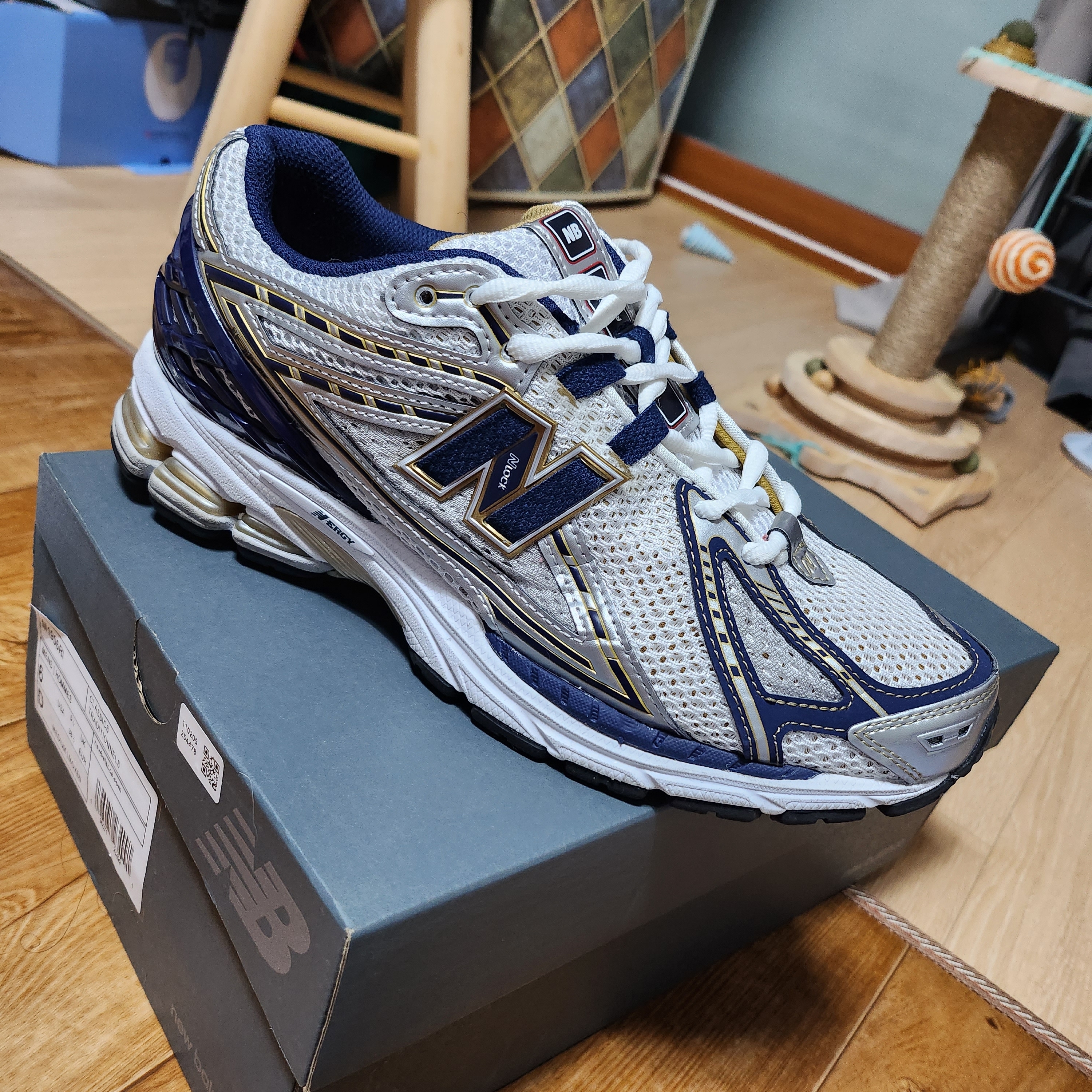 New Balance 1906R White Navy Gold 착용 스타일 - 1