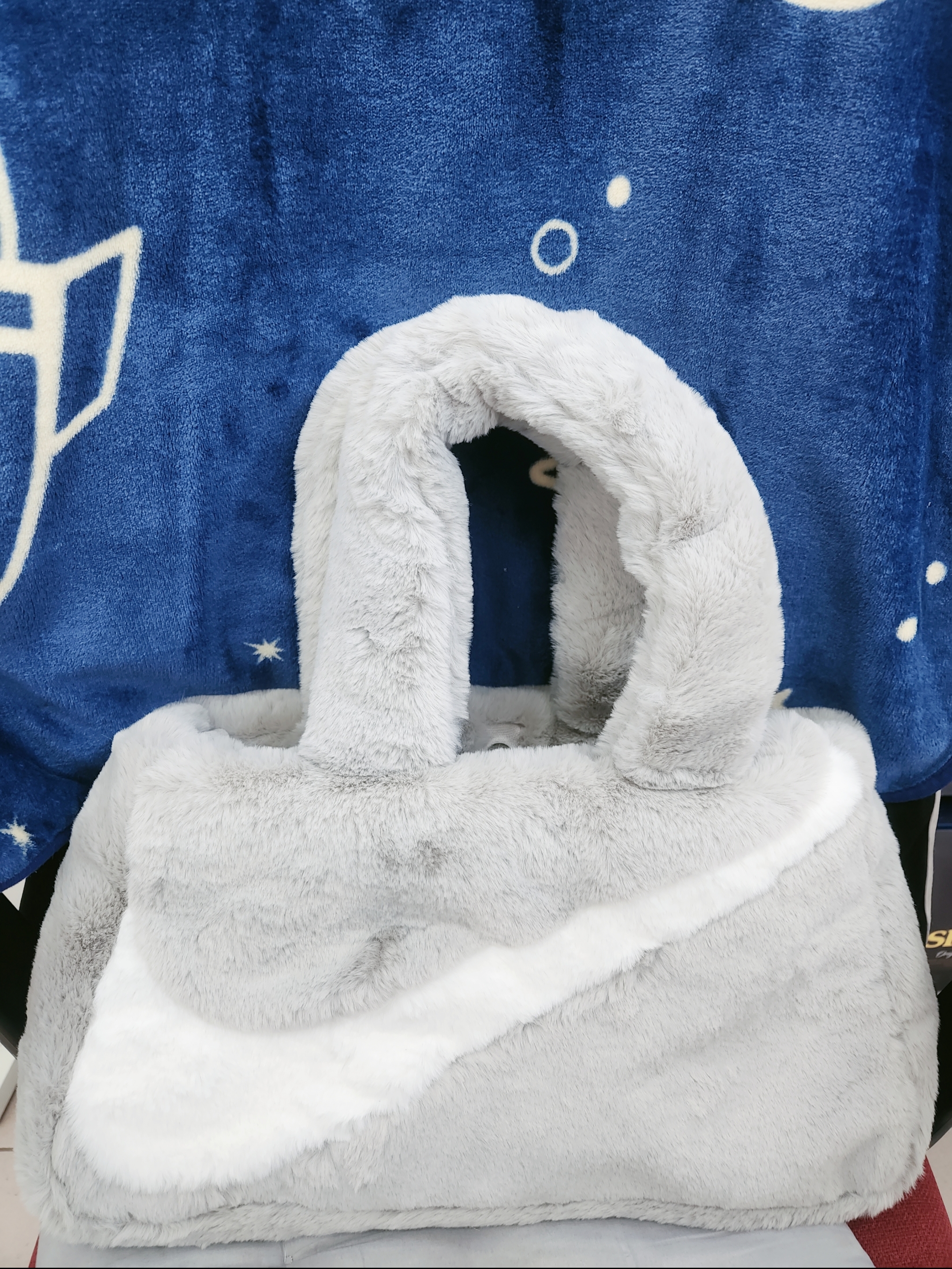 Nike NSW Faux Fur Tote Bag Light Iron Ore 착용 스타일