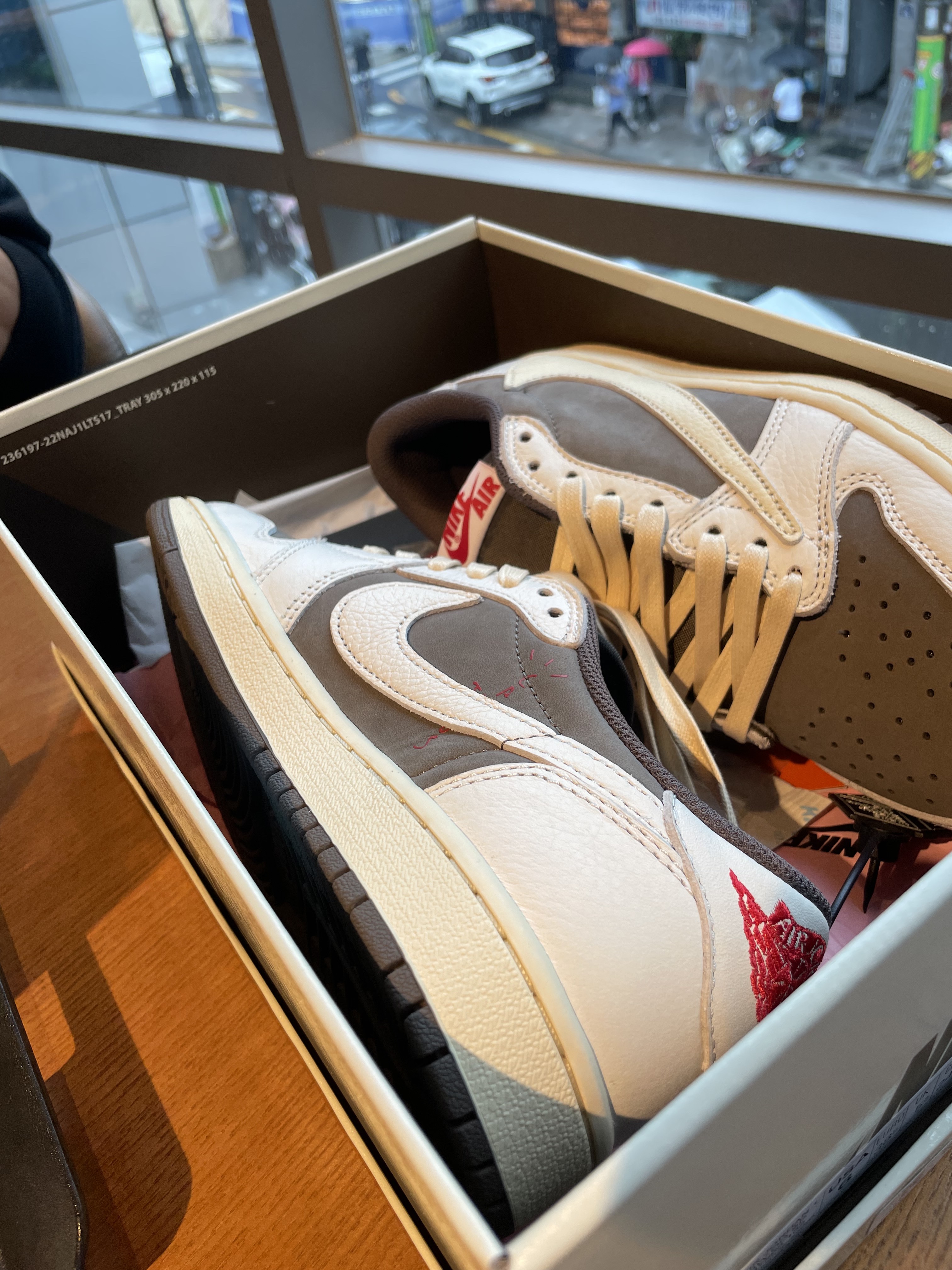 Jordan 1 x Travis Scott Retro Low OG SP Sail and Ridgerock 착용 스타일