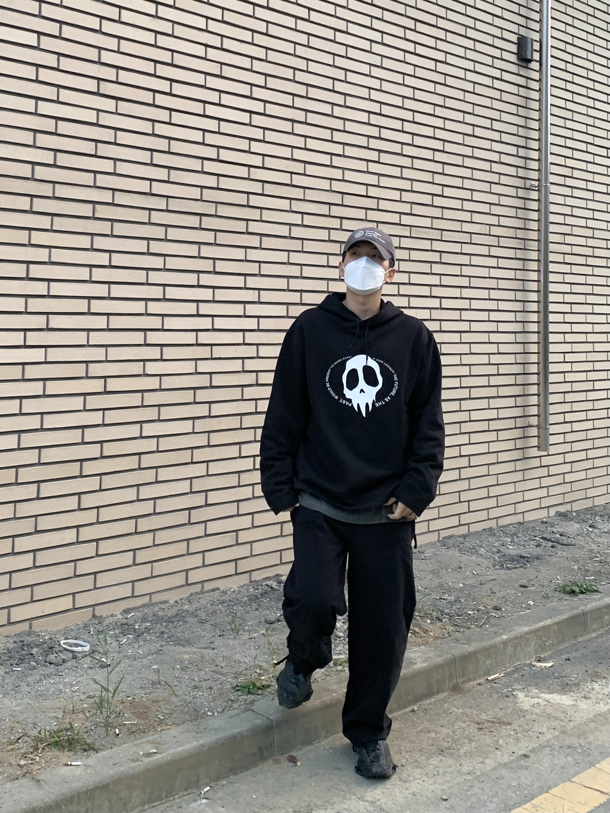 Our Legacy Loose Hoodie Maverick Skull Print Black, Nike x Matthew M Williams Zoom 004 Triple Black 착용 스타일 - 3