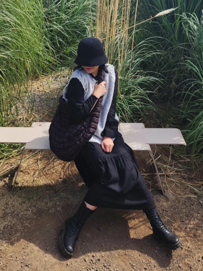 COS Quilted Oversized Shoulder Bag Brown 착용 스타일 - 3