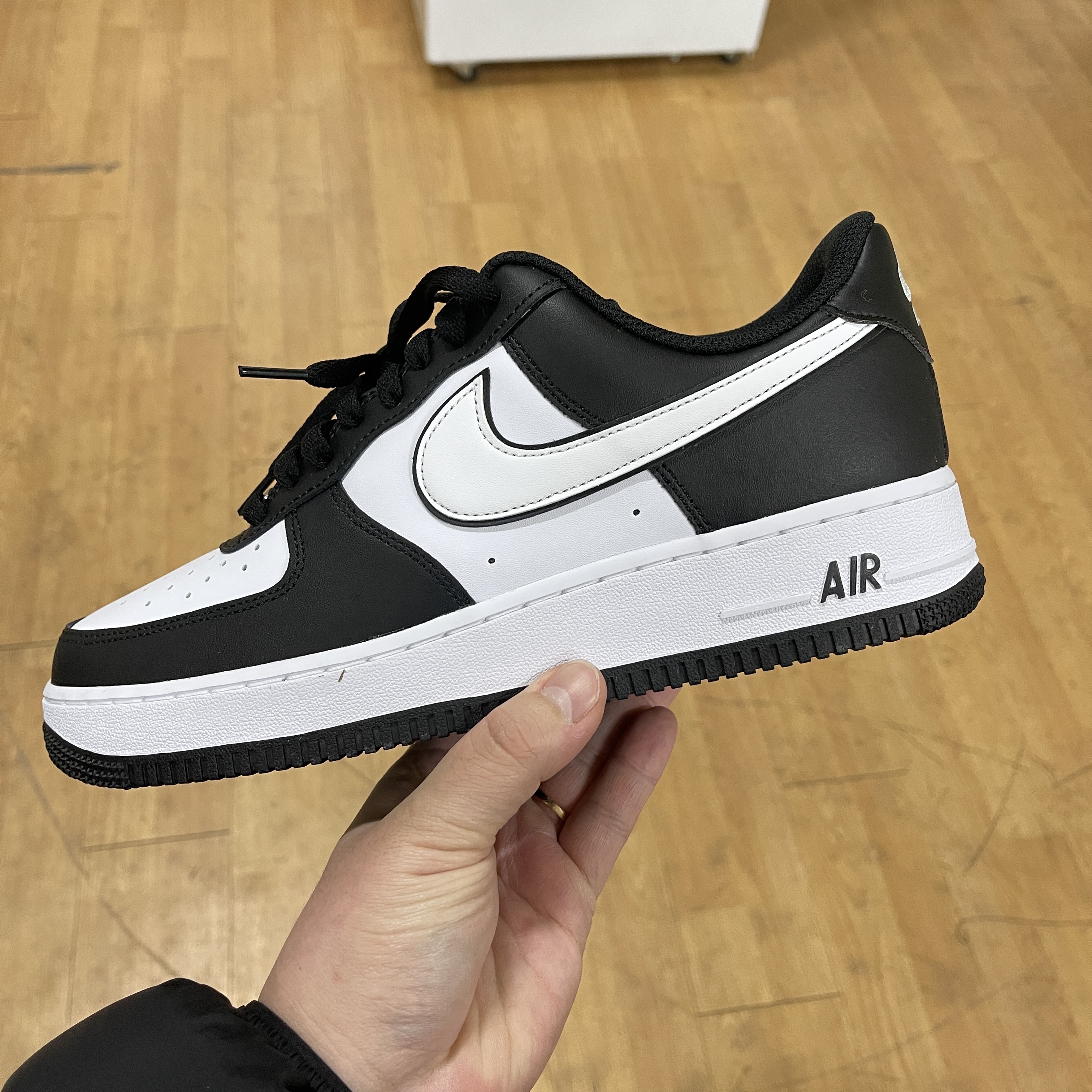 Nike Air Force 1 '07 Black White 착용 스타일 - 4