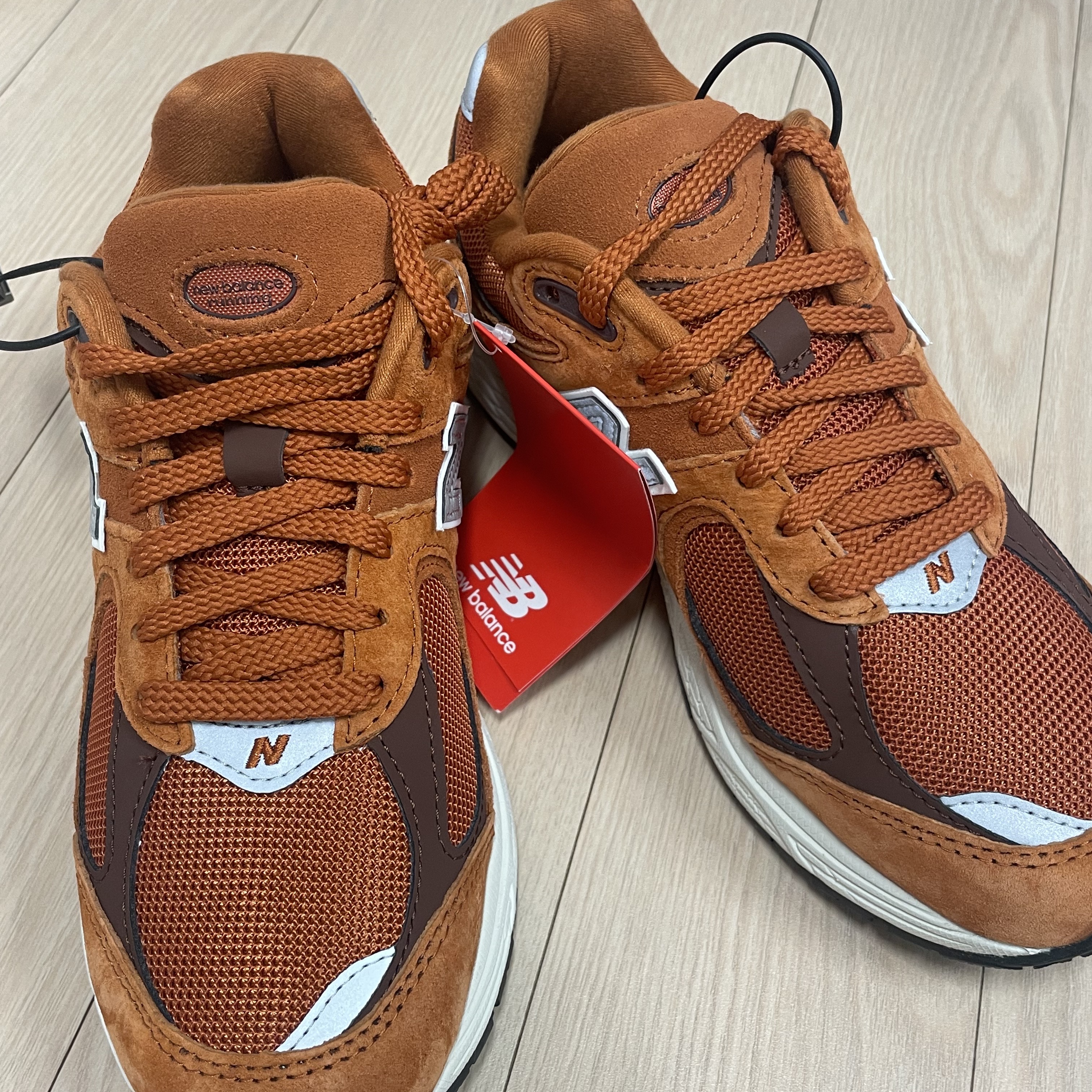 New Balance 2002R Rust Oxide 착용 스타일 - 2