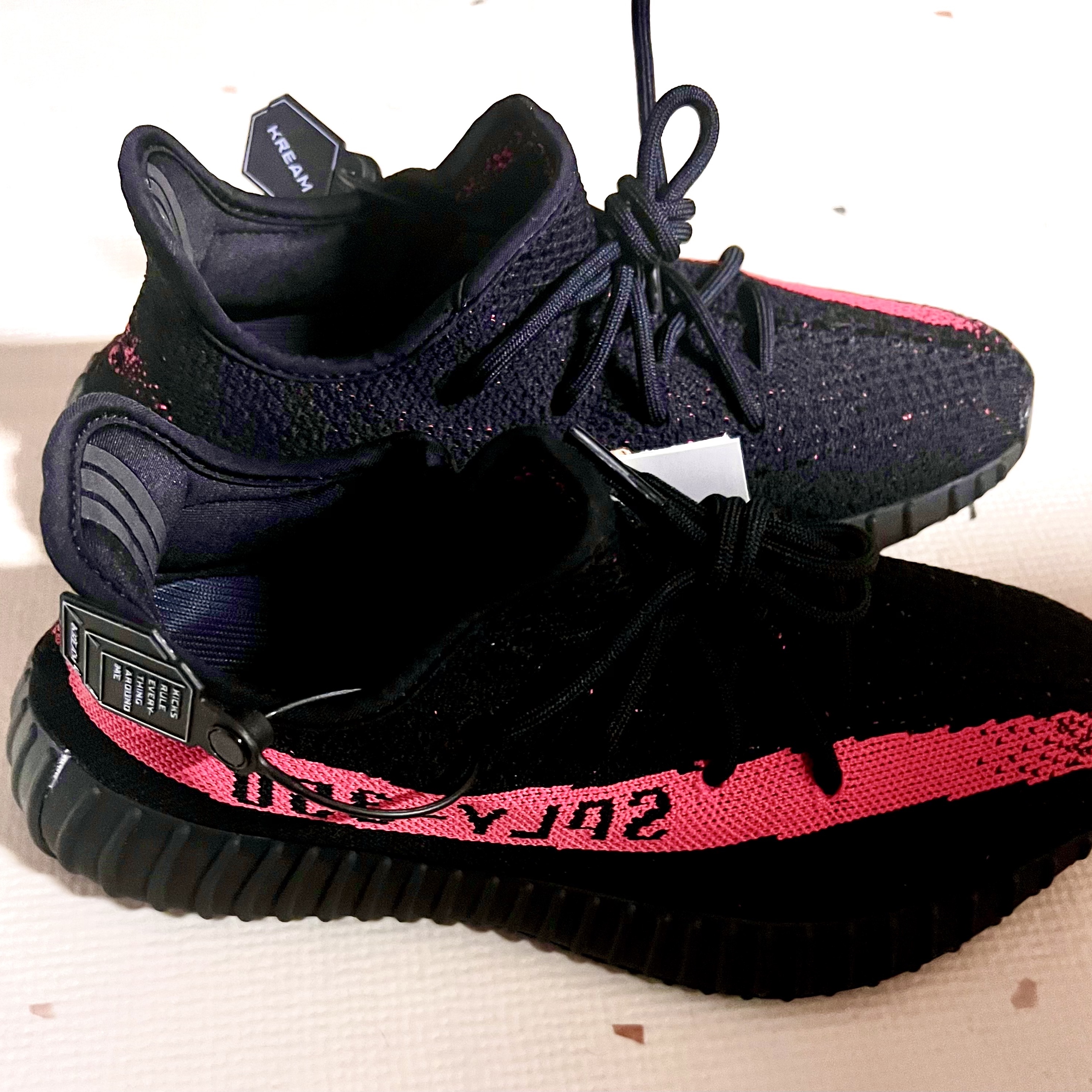 Adidas Yeezy Boost 350 V2 Core Black Red 2022/2023 착용 스타일 - 1