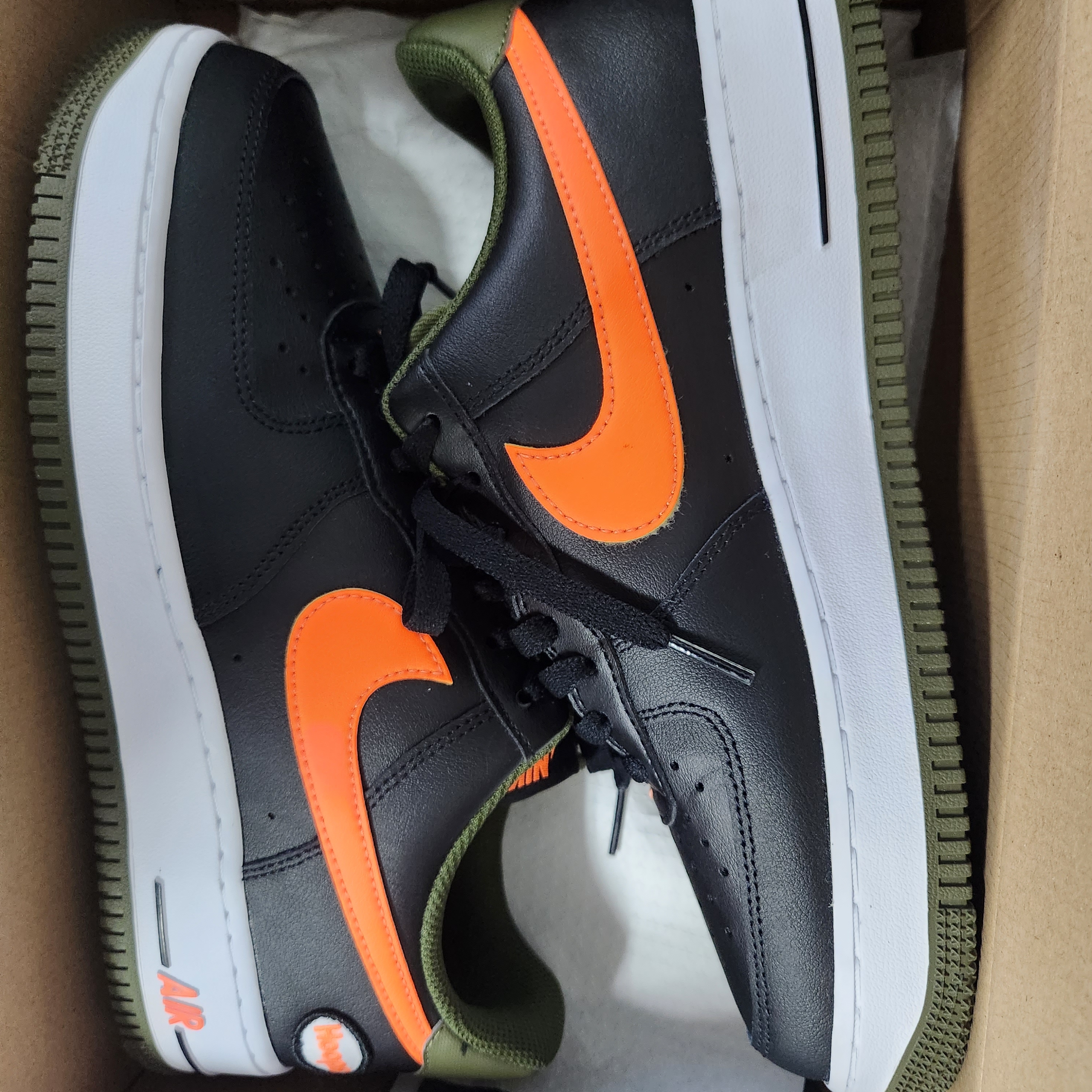 Nike Air Force 1 '07 LV8 Black Total Orange 착용 스타일