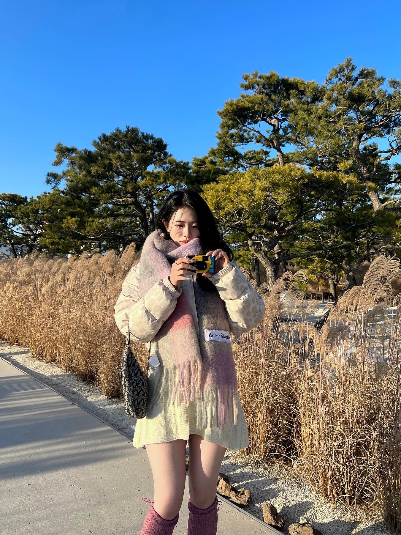 Acne Studios Mohair Check Muffler Fuchsia Lilac Pink, (W) The North Face Print Nuptse Short Jacket Silver Grey Leopard Print 착용 스타일 - 1