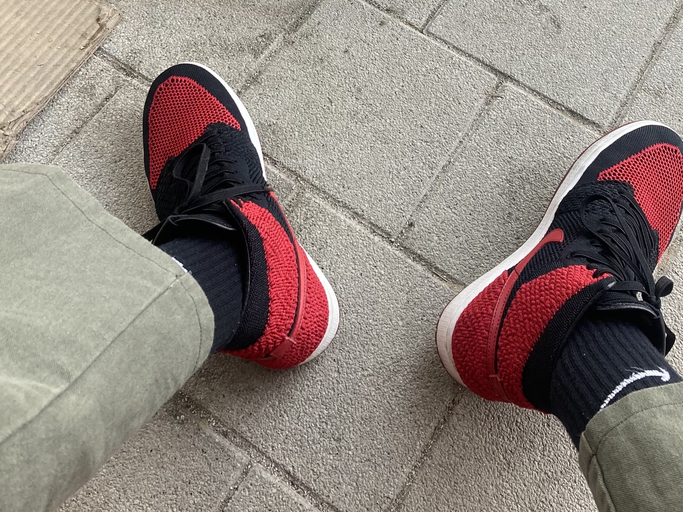Jordan 1 Retro High Flyknit Bred 착용 스타일 - 2