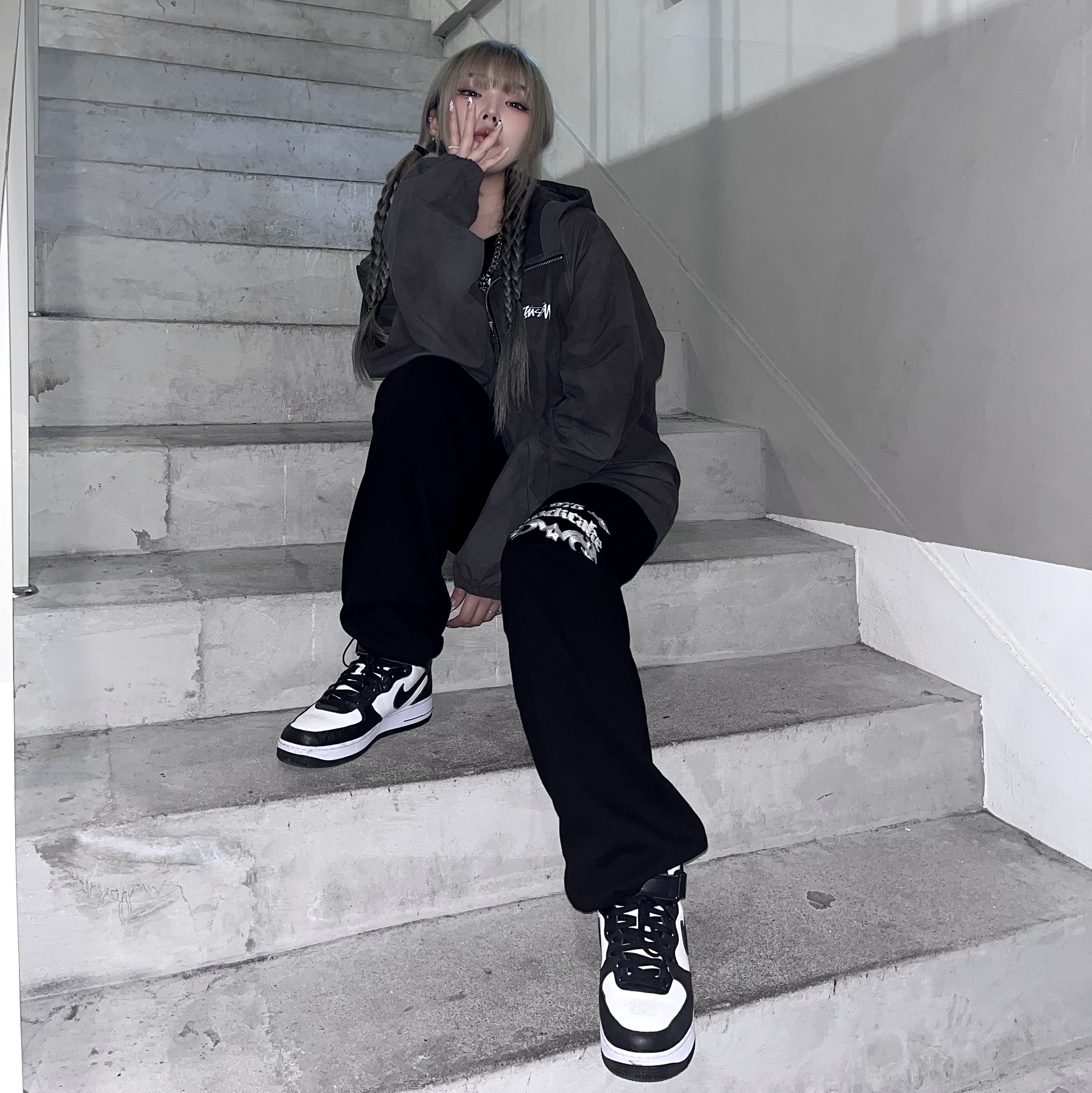 Stussy Wave Dye Beach Shell Jacket Black, Nike x Stussy Air Force 1 '07 Mid SP Black and Light Bone 착용 스타일 - 2