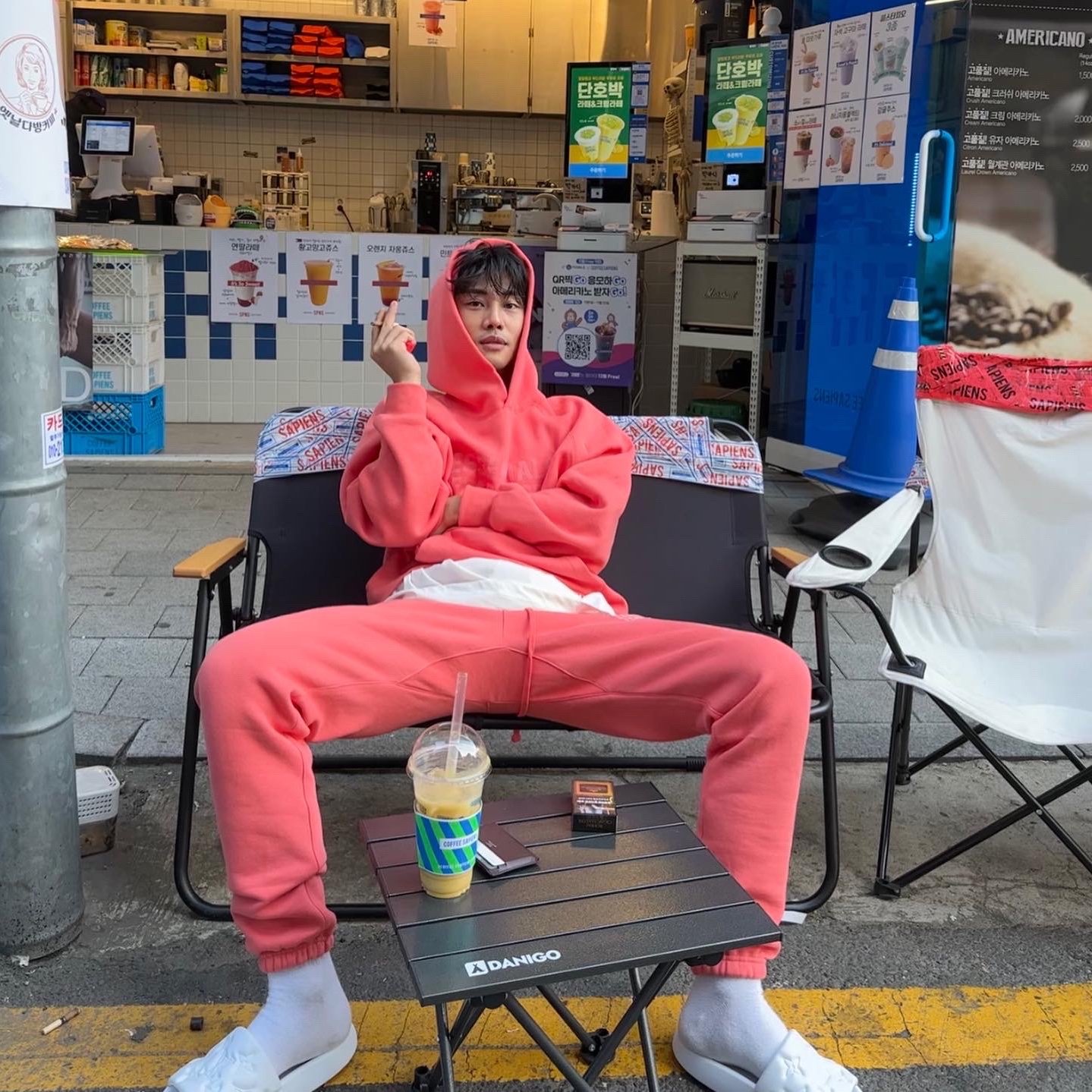 Essentials Hoodie Coral - 22FW 착용 스타일