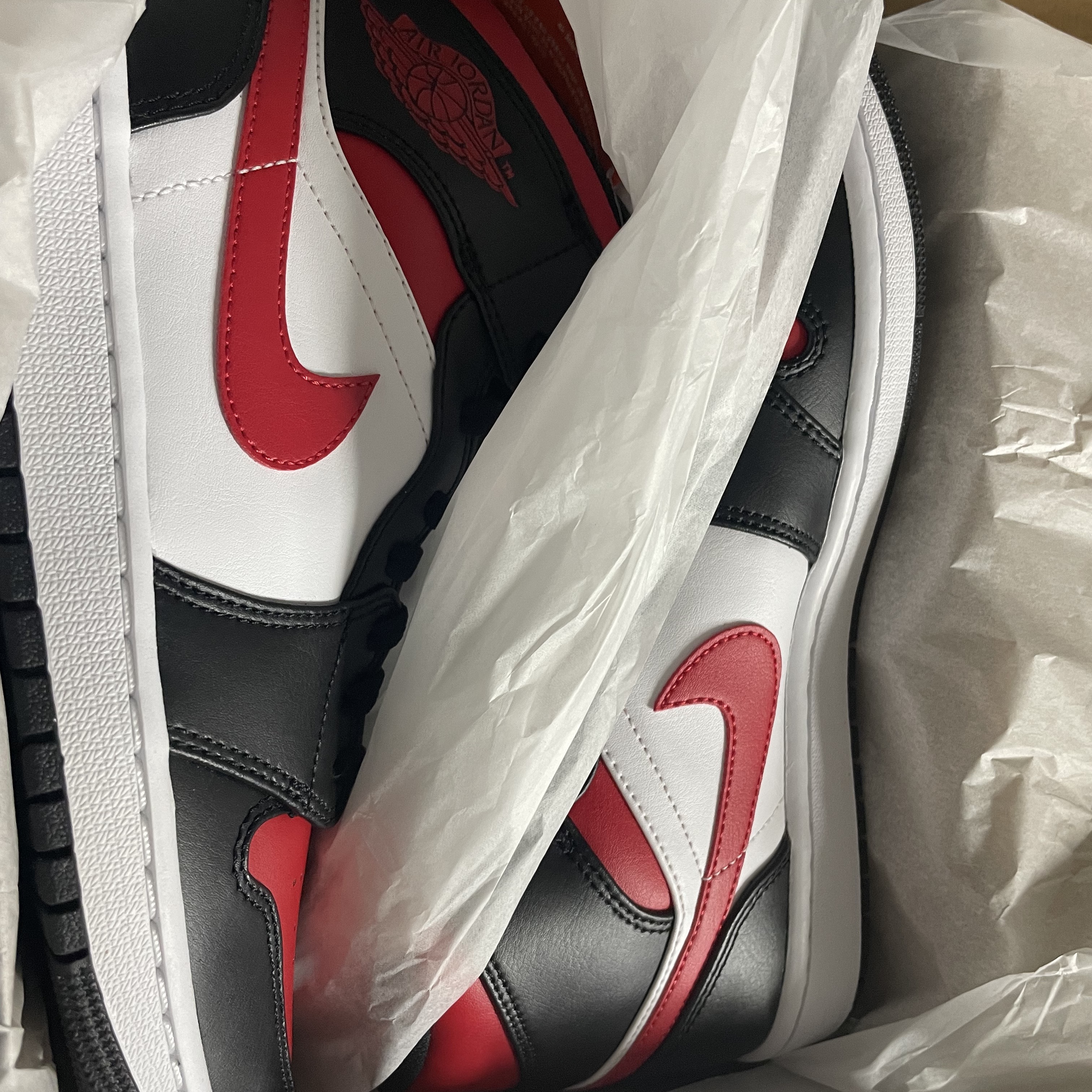 Jordan 1 Mid Black Fire Red 착용 스타일