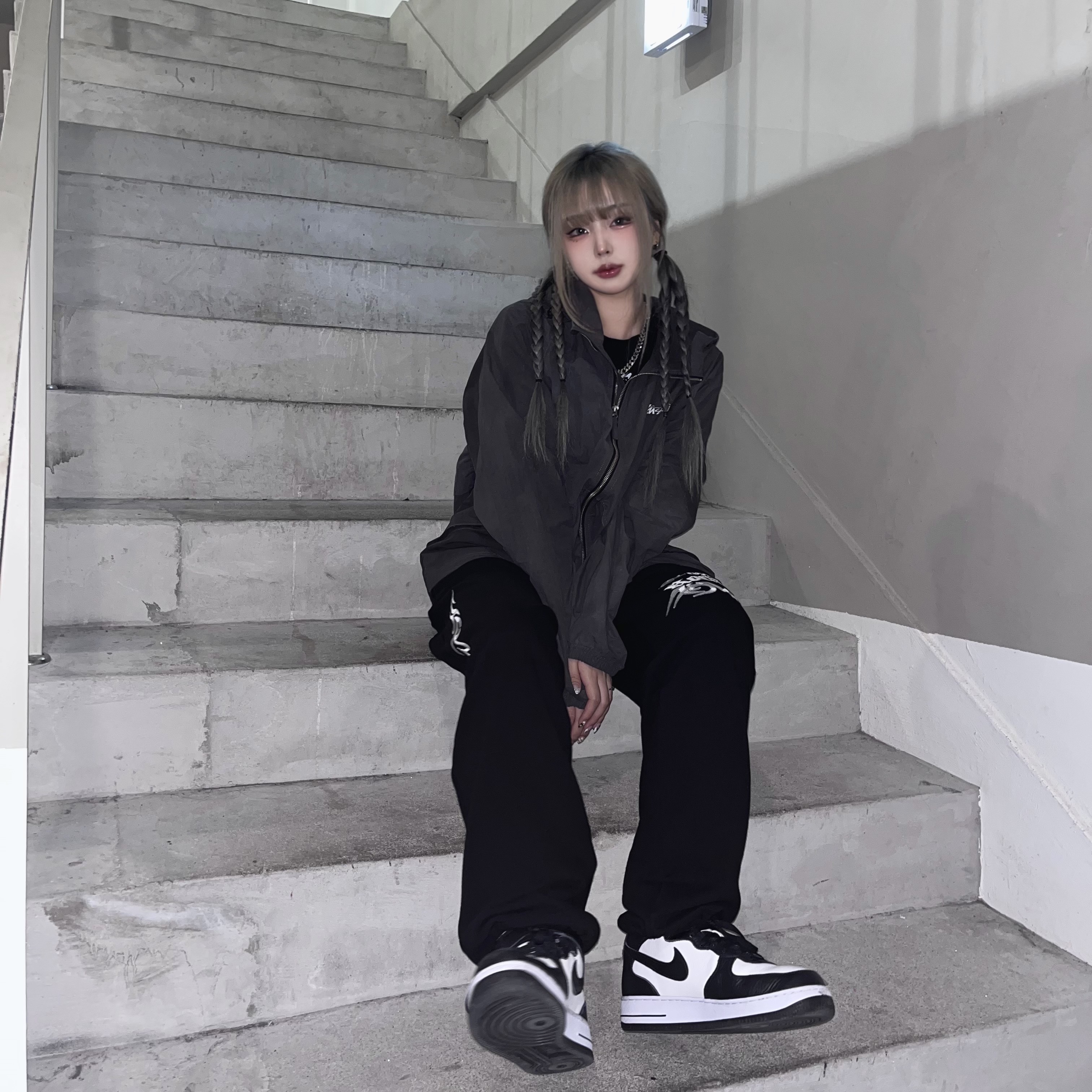Stussy Wave Dye Beach Shell Jacket Black, Nike x Stussy Air Force 1 '07 Mid SP Black and Light Bone 착용 스타일 - 1