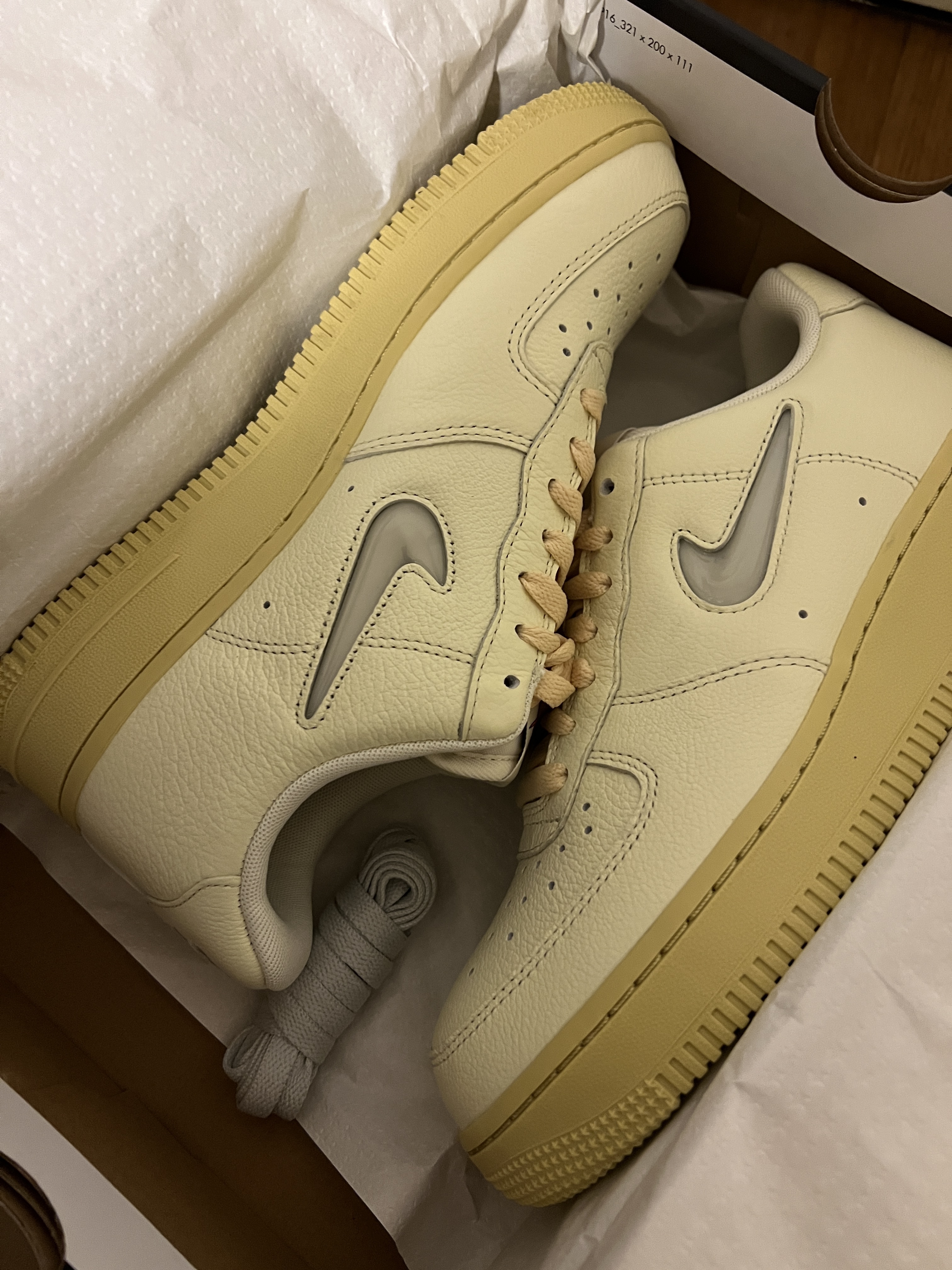 (W) Nike Air Force 1 '07 LX Coconut Milk and Lemon Wash 착용 스타일