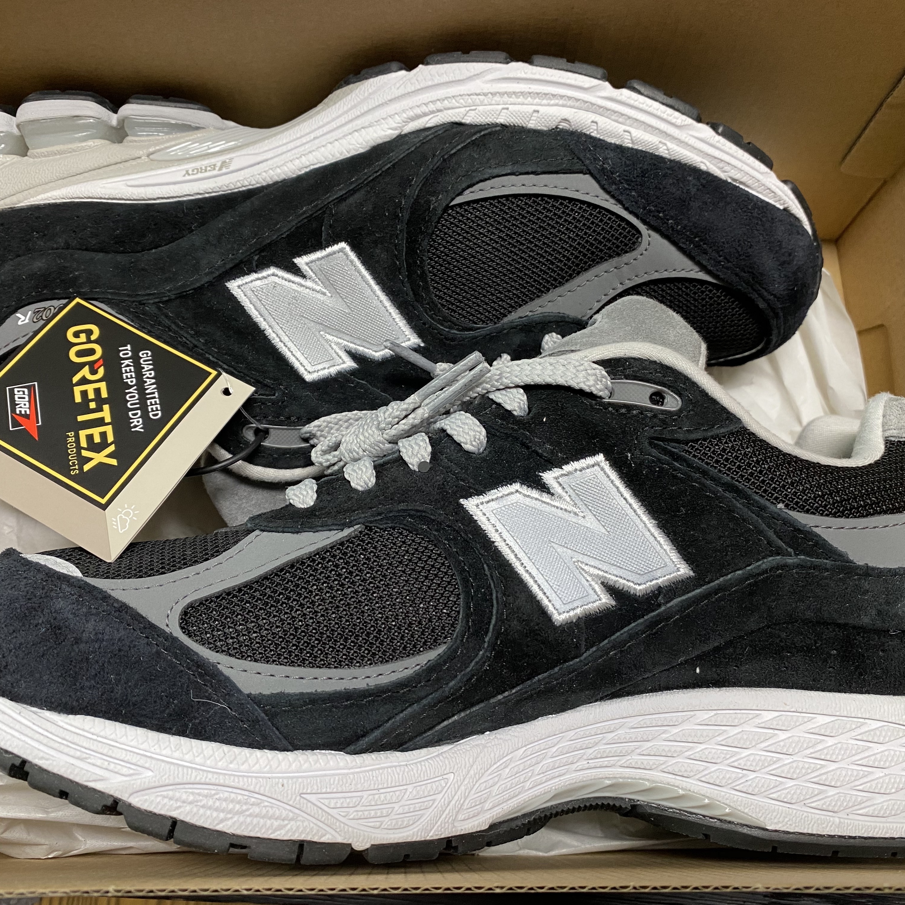 New Balance 2002R Gore-Tex Black Silver Metalic 착용 스타일 - 1