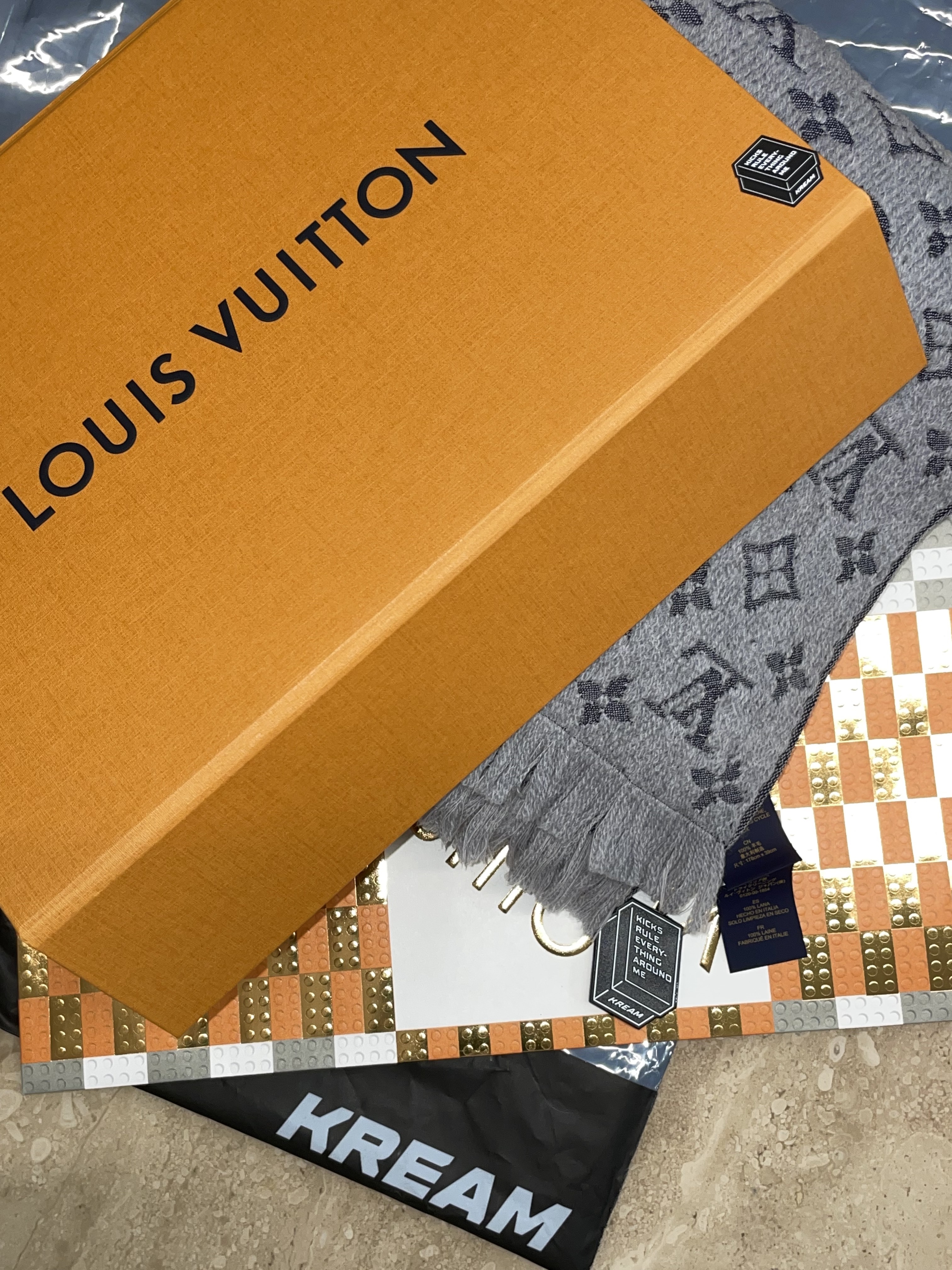 Louis Vuitton Monogram Classic Muffler Light Grey, IAB Studio x Asics Fleece Pants Black 착용 스타일 - 3
