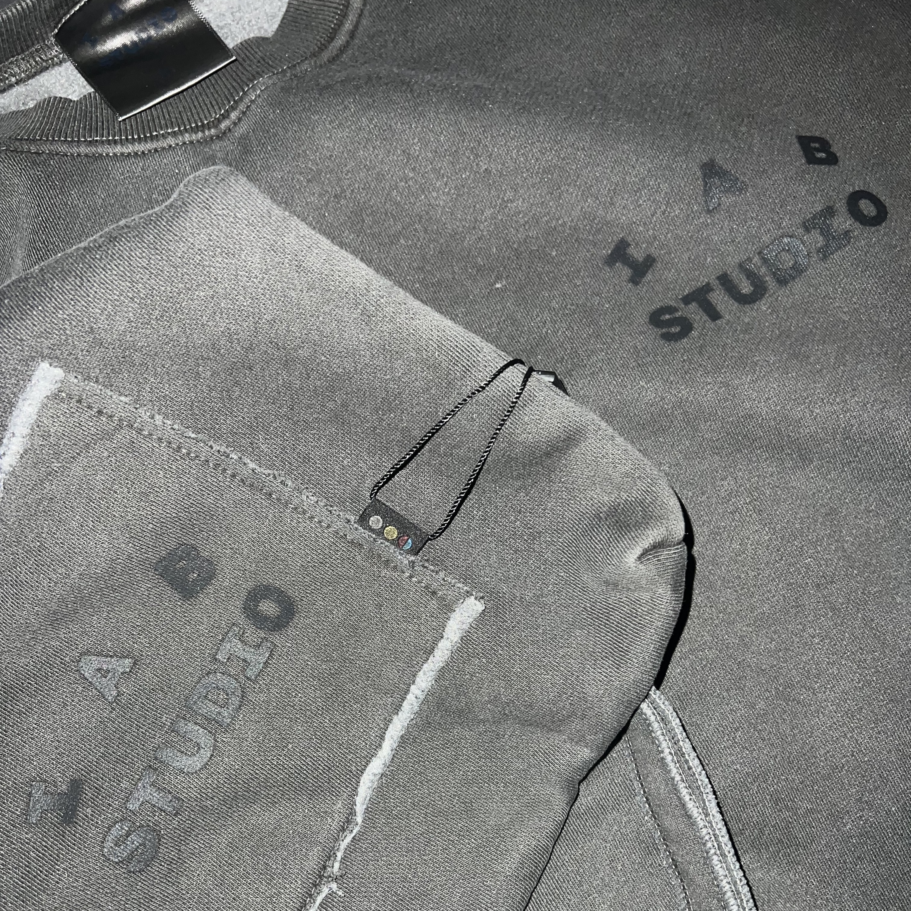 IAB Studio Pigment Sweatshirt & Mini Bag Black 착용 스타일