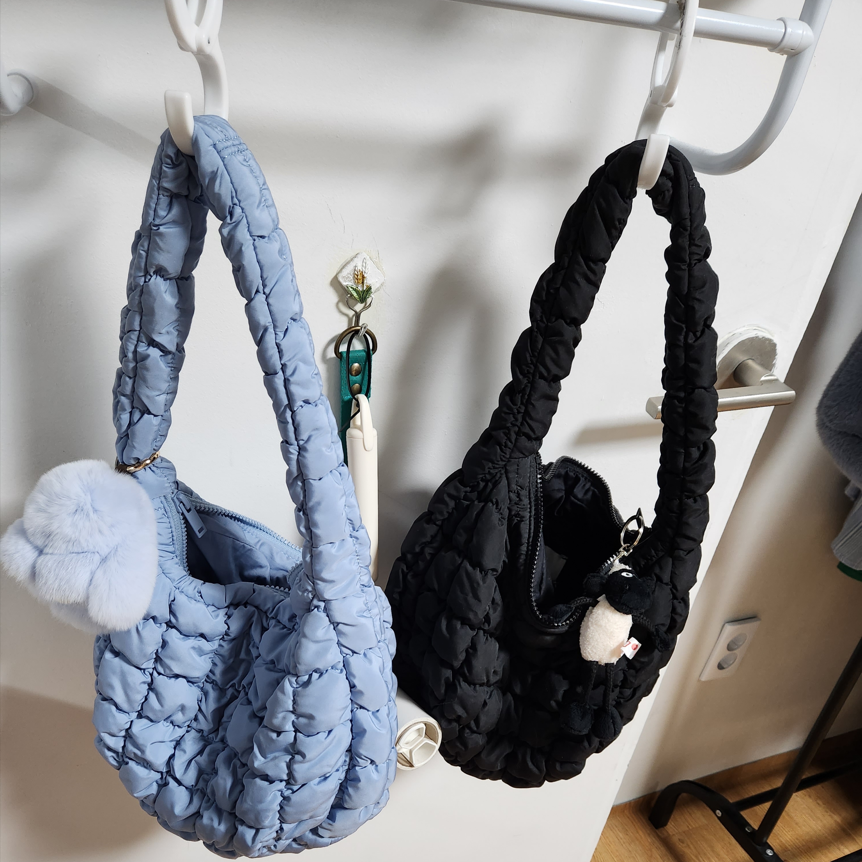 COS Quilted Mini Bag Black 착용 스타일