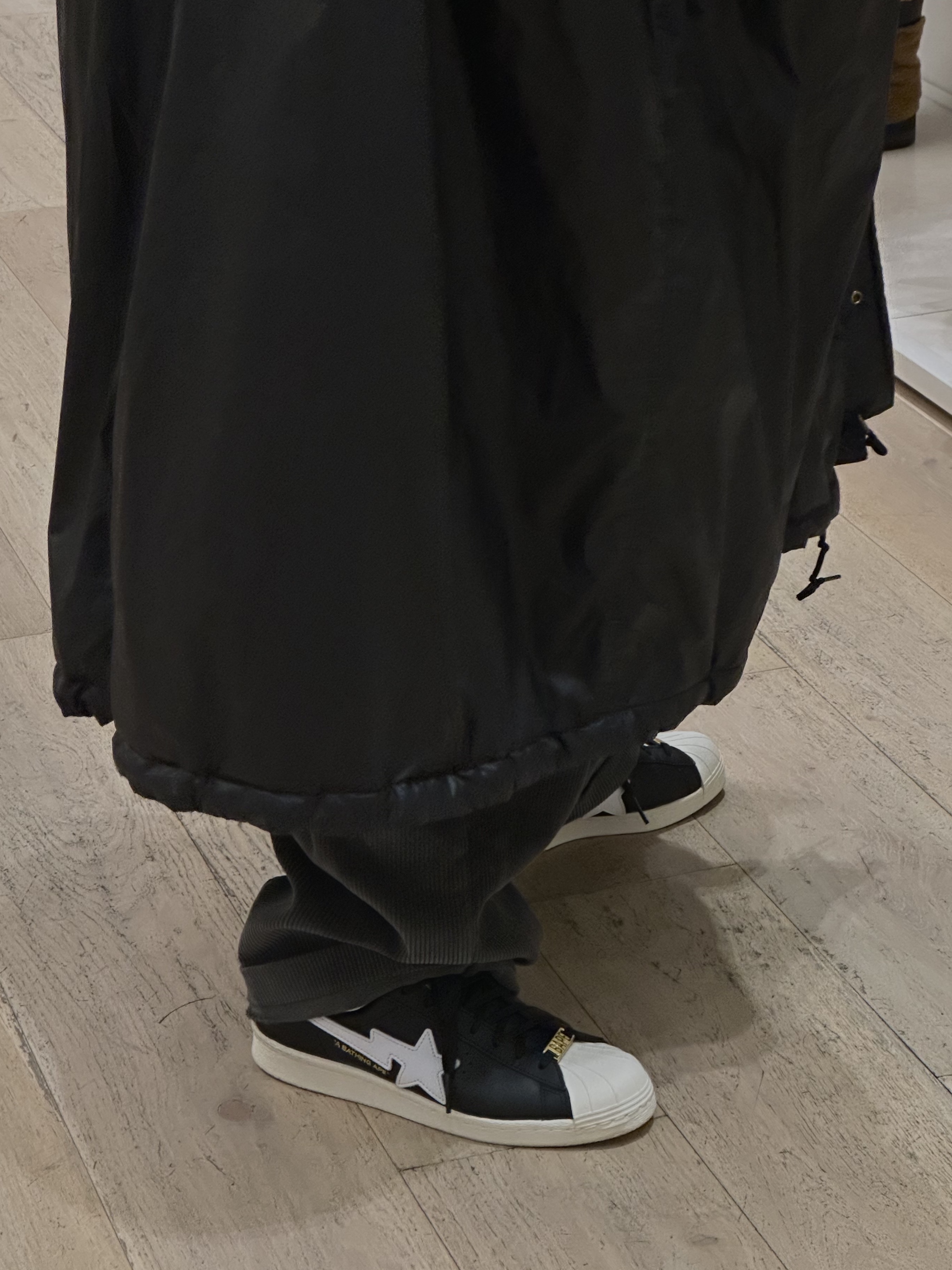 Adidas x BAPE Superstar 80s Core Black Off White 착용 스타일 - 3