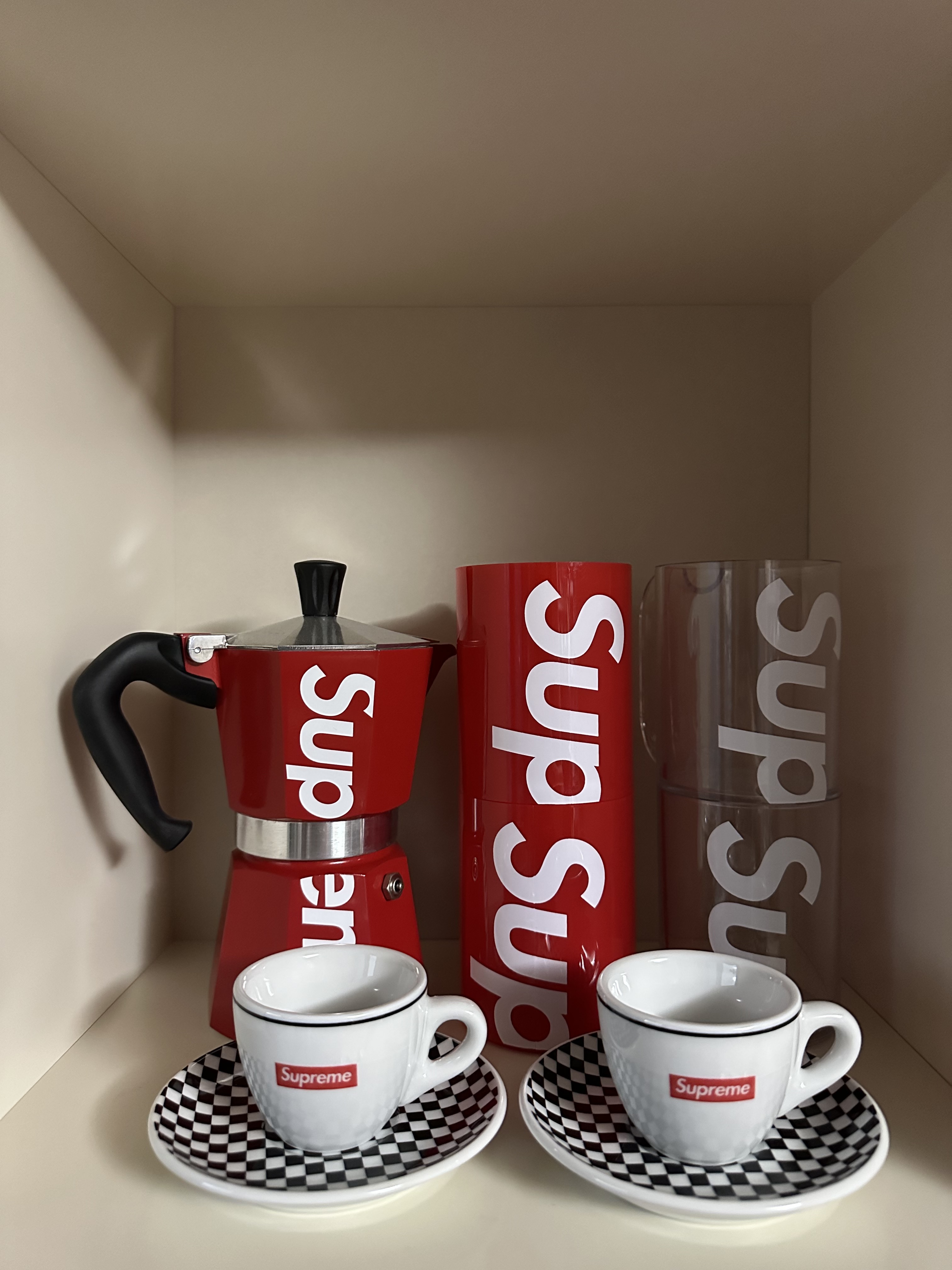 Supreme x IPA Porcellane Aosta Espresso Set Black (Set of 2), Supreme Bialetti Moka Express Red - 19SS 착용 스타일