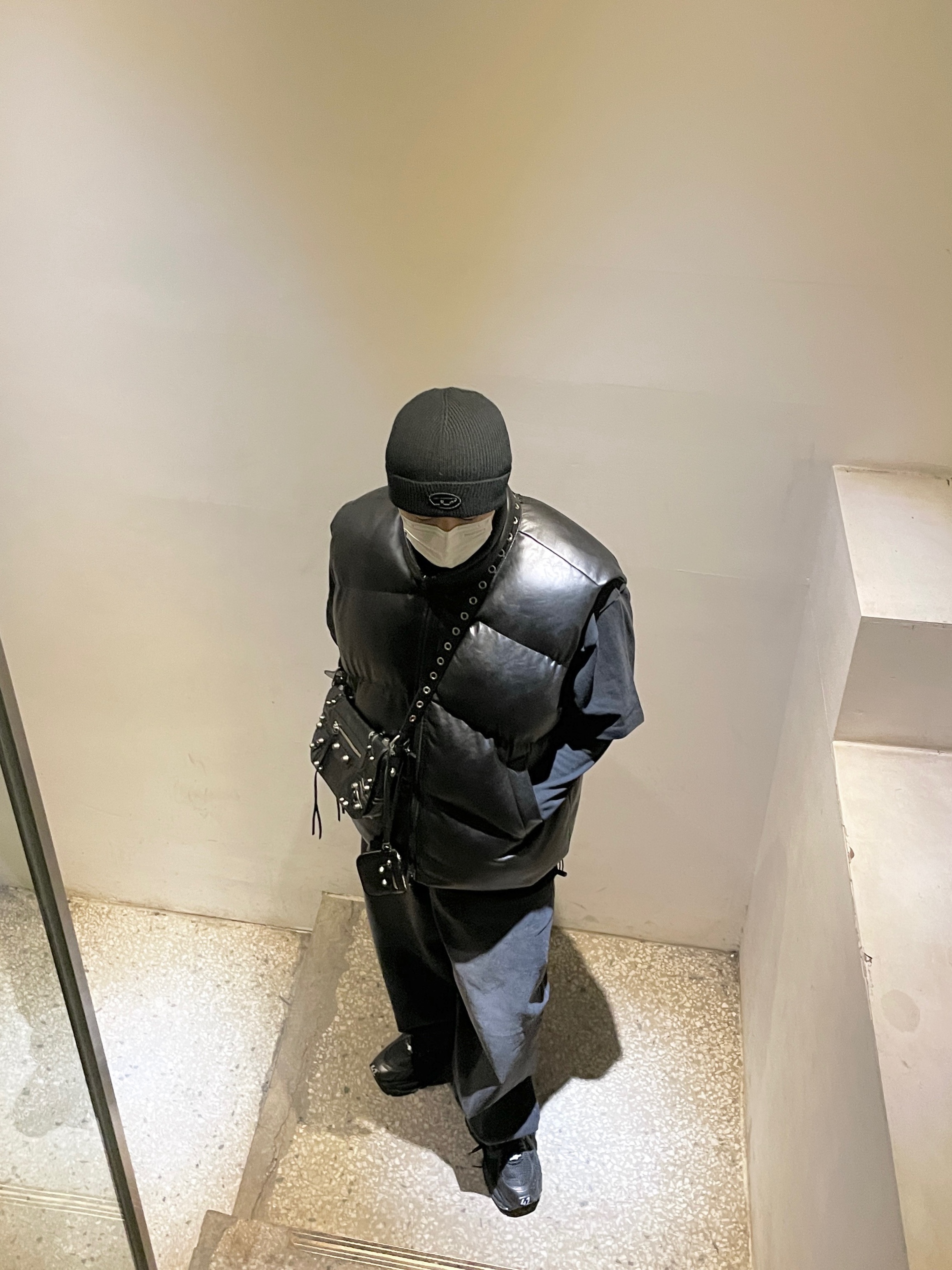 Balenciaga Arena Lambskin Le Cagole XS Shoulder Bag Black, Balenciaga Runner Sneakers Black 착용 스타일 - 5