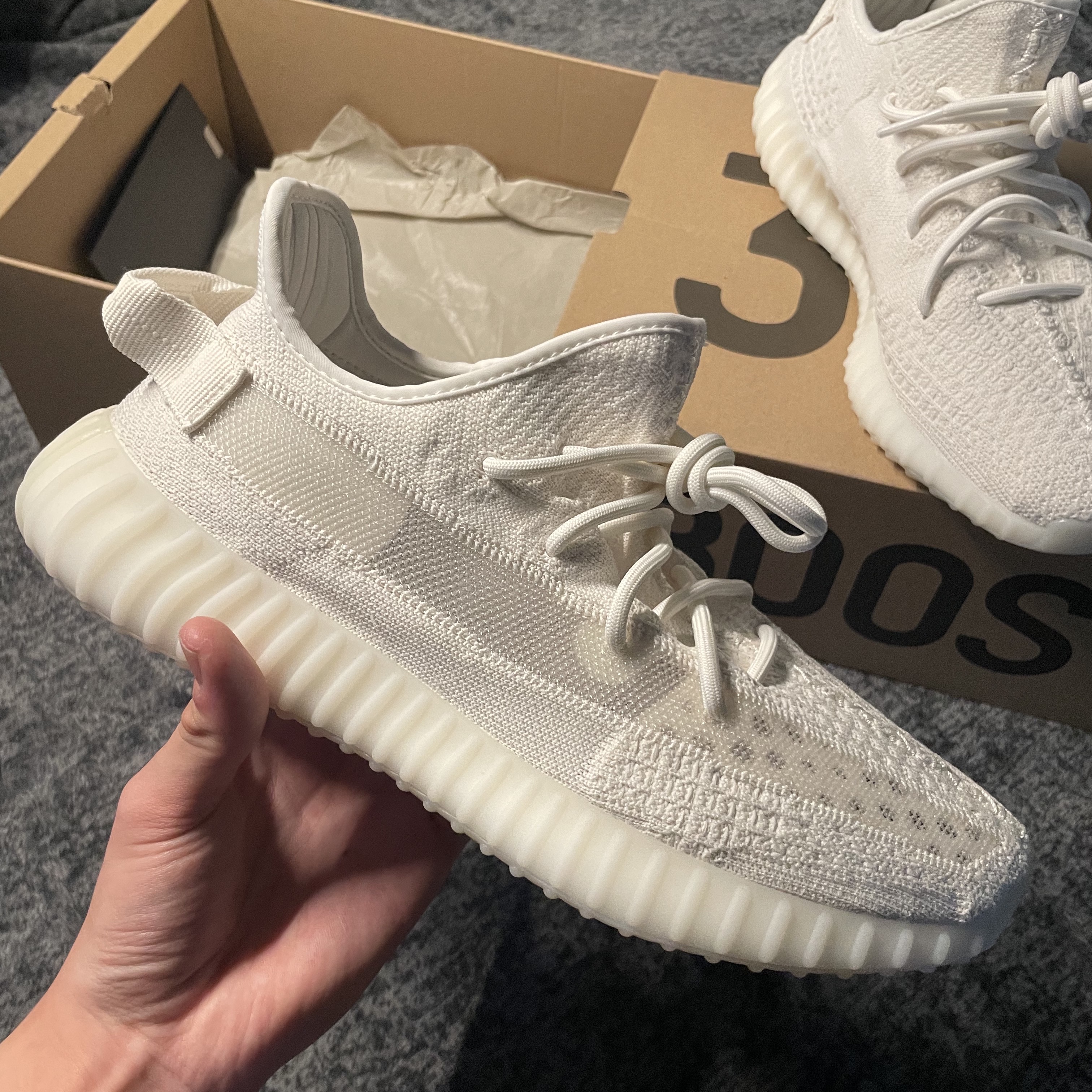 Adidas Yeezy Boost 350 V2 Bone 착용 스타일